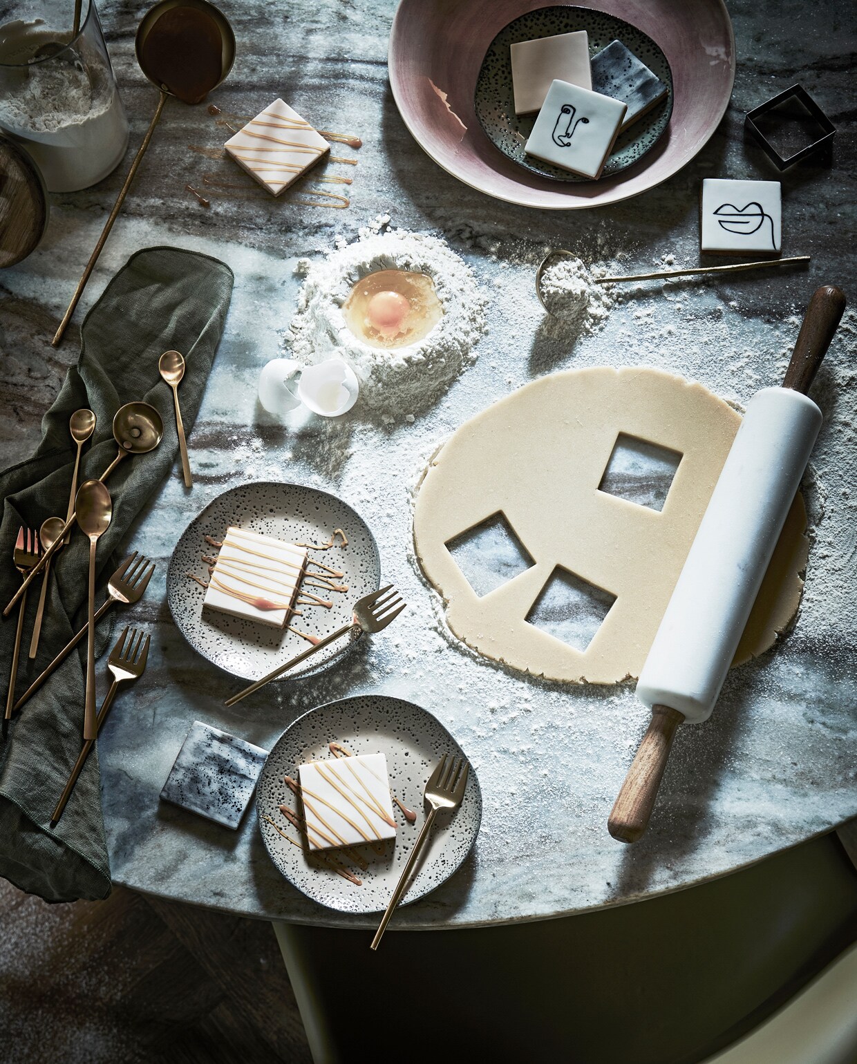 Tafel met marmeren blad, 140×76 cm (bxh) € 1799,- (nordal.eu). Handgemaakte koekjes en koekvormen prijs op aanvraag (stickyflour.nl). Groene borden per stuk € 9,95 (hkliving.be). Deegroller € 45,99, voorraadpot € 19,99 (zarahome). Roze bord van Wonki Ware € 34,-, pollepel Kara met smalle steel, groot en klein, set van 4 € 66,- (couleurlocale.eu). Groen servet Gracie van Broste Copenhagen, 45×45 cm € 12,45, goudkleurig bestekset All you need van Amefa Manille, 42-delige set € 99,- (vtwonen.be). Stoel € 395,- (householdhardware).