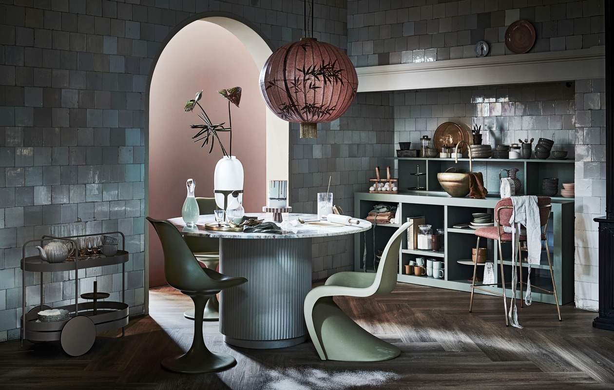 Goudkleurige kraan op keukenblad, prijs op aanvraag (com-anders). Kleur op de wand Red Earth 64 van Farrow &amp; Ball, 2,5 l € 97,- (deruamsterdam). Vakkenkast als keuken te gebruiken, 200×75 cm (bxh) € 2500,-, opzetstukken per stuk € 195,- (luxerybynature). Tafel Erie met marmeren blad, 140×76 cm (Øxh) € 1799,- (nordal.eu). Polyester stoelen per stuk € 395,-, polyester S-chair € 595,- (householdhardware). Vaas op pootjes van Urban Nature Culture € 59,95, taartplateau van Oyoy Living Design € 54,99, servet Gracie van Broste Copenhagen, 45×45 cm € 12,45, goudkleurige schaal Salt &amp; Pepper van Palace, 37 cm (Ø) € 39,95, bestekset All you need van Amefa Manille, 42-delige set € 99,-, barkruk Albin van Vestbjerg € 193,-, roze borden Teema van Iittala rechts in keukenkast, 17 cm (Ø) € 15,70, roze diepe borden Teema van Iittala rechts in keukenkast, 15 cm (Ø) € 18,55 (vtwonen.be). Schort over barkruk en links in keukenkast per stuk € 14,99, zakjes popcorn prijs op aanvraag, bruin servet set van twee € 9,99, boek Farmlife in keukenkast € 39,99, linnenmix tafelkleed in roze en oranje 145×250 cm per stuk € 29,99, goudkleurig plateau met twee lagen € 19,99, theepot € 14,99, hoge glazen € 9,99, lage glazen met bruine poot € 7,99, mok met reliëf € 7,99, borden met goudkleurige rand € 7,99, houten plateau prijs op aanvraag, karaf met sierkruk € 14,99 (hm.com). Taart prijs op aanvraag (stickyflour). Glazen voorraadpotten met houten deksel vanaf € 11,99, deegroller € 45,99, gele mok in kast € 9,99, groene mok in kast € 9,99, voorraadpot in kast vanaf € 11,99, wit plateau onderin kast prijs op aanvraag, daarop gele kom € 9,99, eiermand € 29,99, donkerbruine mokken per stuk € 7,99 (zarahome.com). Groen en roze servies met spikkels vanaf € 9,95, met de hand beschilderde lamp Lantarn, 60×92 cm (Øxh) € 595,- (hkliving). Roze kan met spikkels € 105,-, klein wit bord met bloem € 59,- (maisonnl.com). Trolley € 1421,-, goudkleurige schaal € 544,-, glazen schaal staand op keukenkast € 129,- (homestede). Planten en takken prijs op aanvraag (waterdrinker). Roze bord van Wonki Ware op schouw € 34,-, langwerpig schoteltje van Wonki Ware in keukenkast € 14,- (couleurlocale.eu). Overig privébezit.