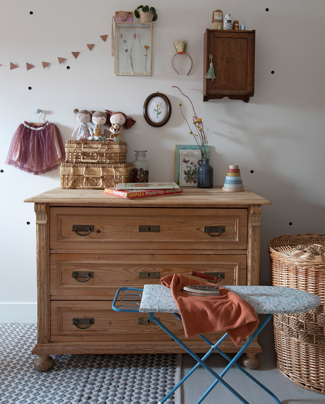 Commode en mand Marktplaats. Glazen kast Kwantum. Wandkast uit een antiekwinkel. Vloerkleed GoRound Interior. Muurstickers zwarte stipjes online gevonden. Slinger Søstrene Grene. Koningsdag- diadeem Hema. Matroesjka-dieren, poppen en stapeltoren Little Dutch. Rok Zara. Rieten koffers en zwarte lijst kringloopwinkel. Borduurwerk zelfgemaakt. Strijkplank rommelmarkt.
