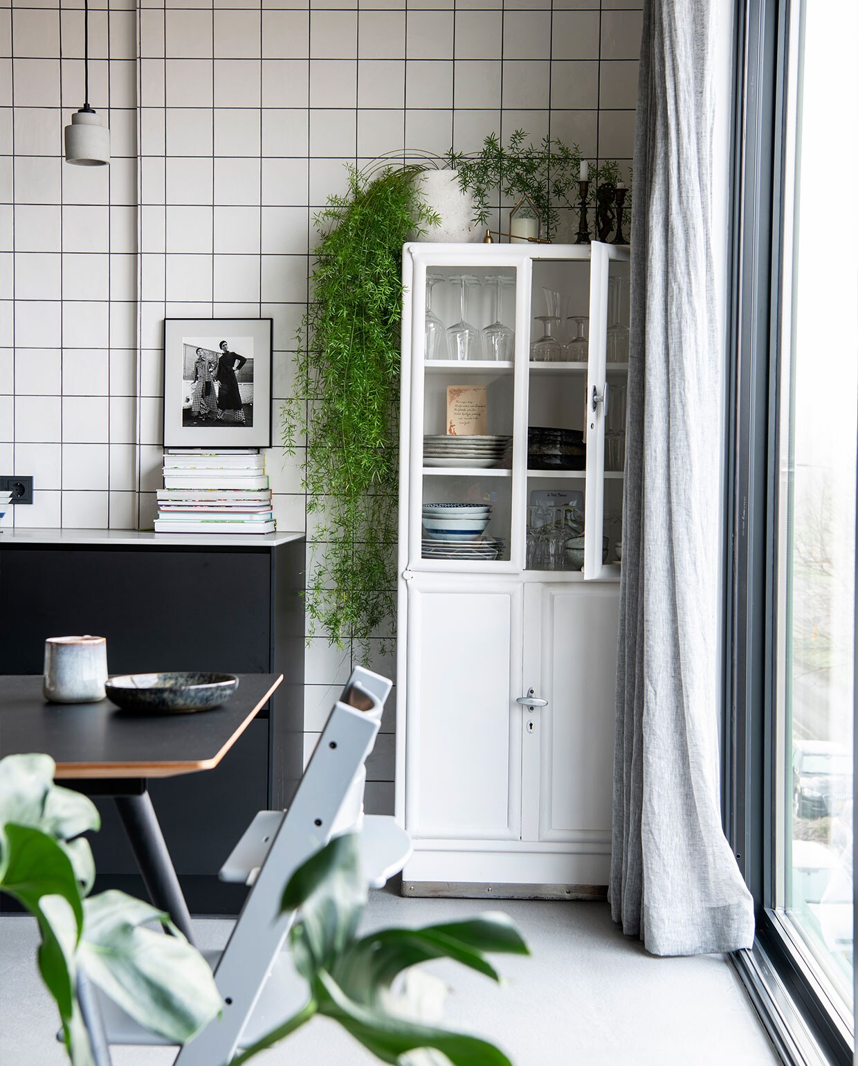 Wandtegels Equipe Country Blanco via Tegelhuys. Hanglamp Zuiver. Foto Paul Huf. Eettafel Stick van Eijerkamp. Tripp Trapp kinderstoel Stokke. Bord Serax. Kop Sissy-Boy. Apothekerskast Oldwood. Gordijnen Hema.