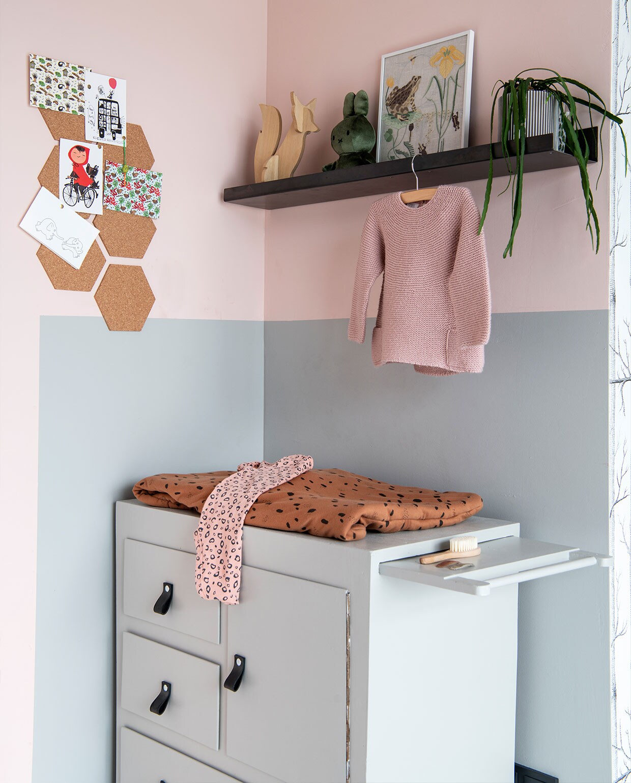 Commode Markplaats. Houten plank eigen fabricaat. Houten vos Sissy-Boy. Stoffen Nijntje Winkel van Nijntje. Borduurwerk door Laurens oma. Kurktegels bol.com. Verf Bleekroze van Karwei. Grijze verf Neushoorn van Gamma.