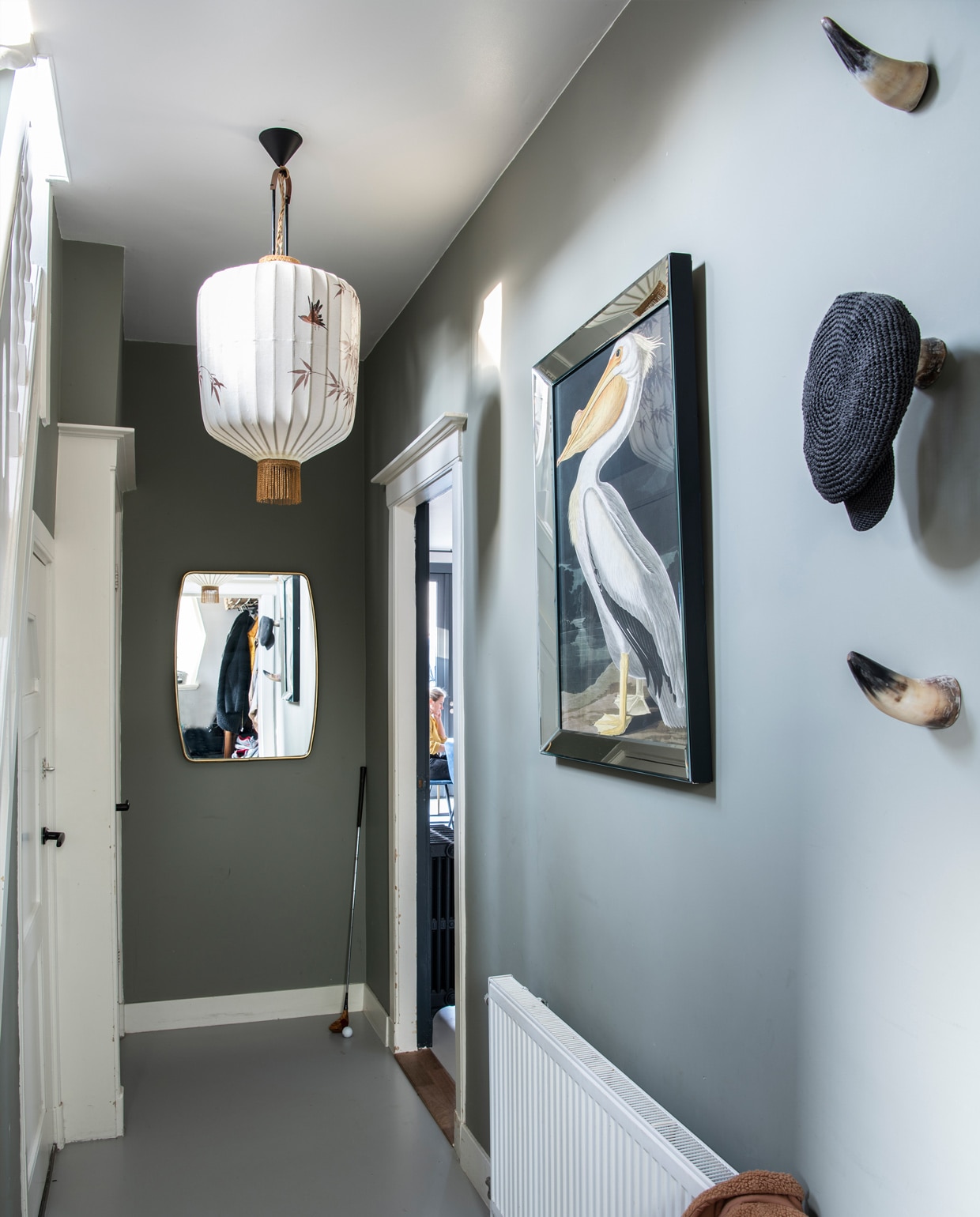 Muurverf zelf gemixt van verschillende verven. Hanglamp HKliving. Spiegel Xenos. Ingelijste pelikaan vergelijkbaar bij Werk aan de Muur.
