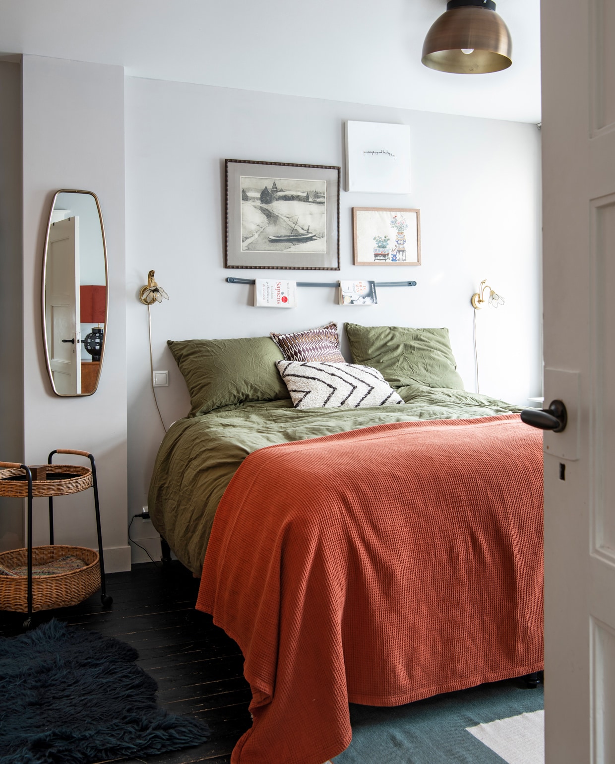 Bijzettafel Ikea. Spiegel Xenos. Nachtlampen kringloop. Kunst aan de muur familiestukken, kringloop en souvenir. Leren boekenriem aan muur Droog Design. Dekbedovertrek H&amp;M. Plaid Kwantum. Wit kussen HKliving, bruin kussen Madam Stoltz. Plafondlamp Karwei. Vloerkleed Sissy-Boy.