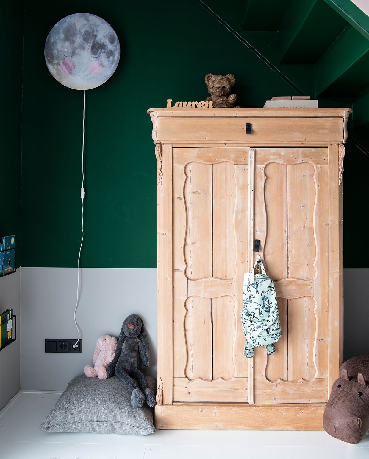 Muurverf IG PS-1161 Karwei. Lamp Ga Slapen Maan van Hartendief, kussen Kwantum. De kast is een erfstuk en de rugzak een cadeau.