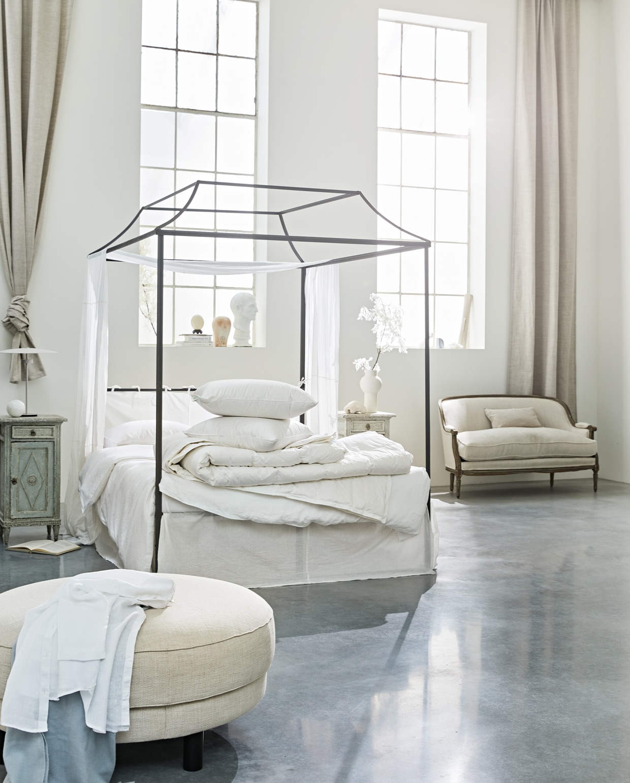 com-anders (hemelbed), pietjonker (nachtkastjes), prinsheerlijkantiek (bank, hoofd, poef), melchiorinterieur (lamp van Bolia), vtwonen.be (vaas van HKliving).