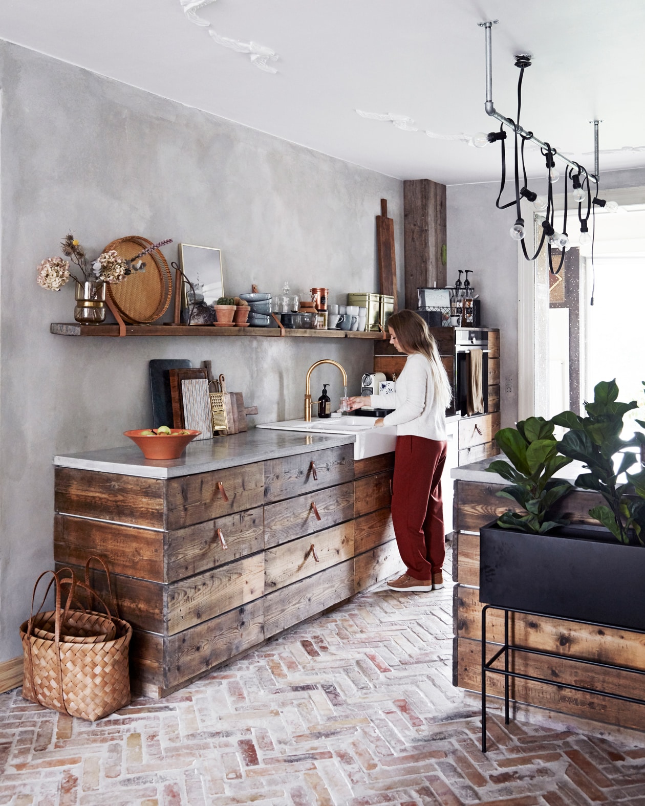 Keuken Ikea. Deuren en plank van steigerplanken maatwerk. Vaas Søstrene Grene. Print in lijst Desenio. Fruitschaal uit Mallorca. Snijplanken Skagerak, H&amp;M Home. Tegelsamples File under Pop. Lichtsnoer aan buizen House Doctor. Plantenbak Ferm Living. Overig herkomst onbekend.