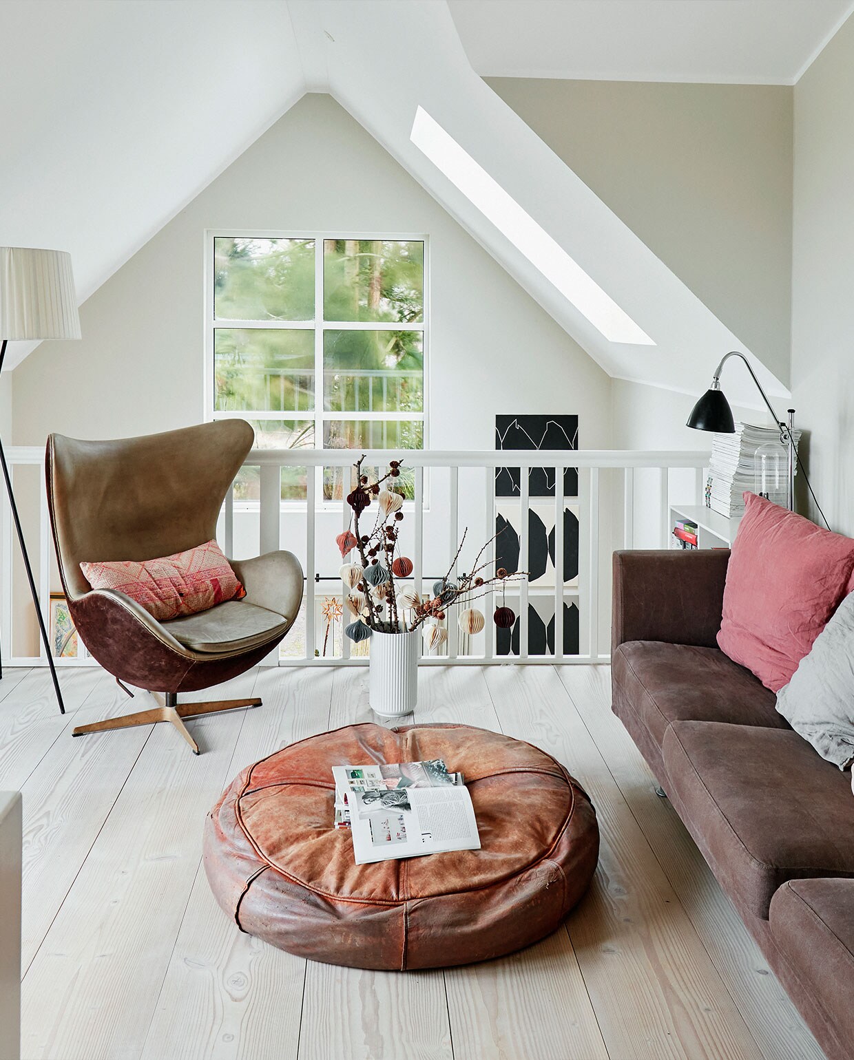 Bank Bo-Tikken, stoel Egg van Arne Jacobsen, witte lamp Trípode van Santa &amp; Cole, vintage poef gekocht bij Couch by Chresten Rud. Kunstwerken Ulla Pedersen. Herkomst vaas onbekend.
