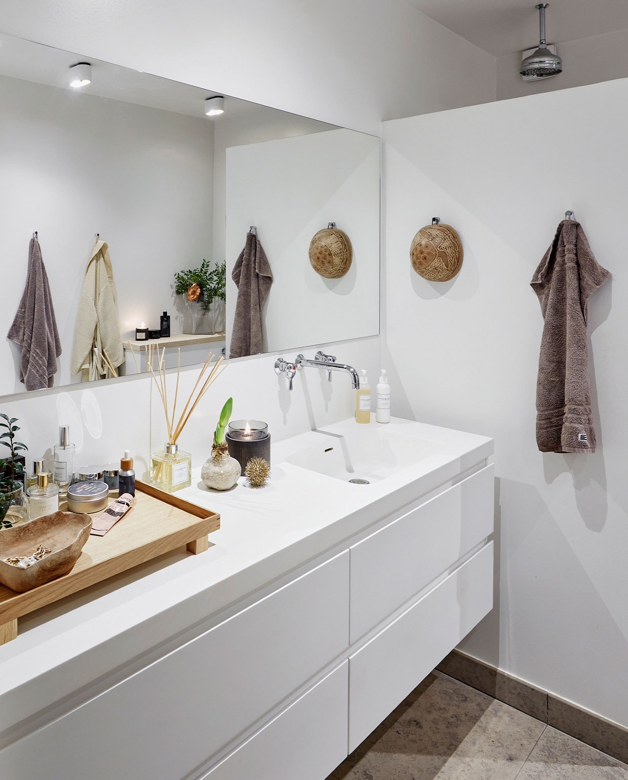 Wastafelmeubel Bad &amp; Stil. Houten dienblad Ferm Living. Kraan en douchekop Toni Copenhagen. Overig herkomst onbekend.
