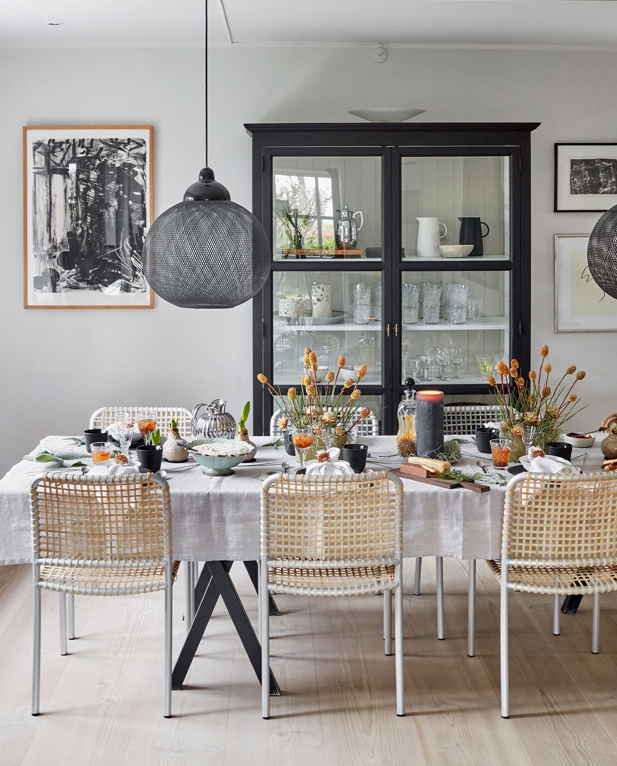 Eettafel zelfgemaakt door Henrietta. Stoelen Allu ontworpen door Paola Navone voor Gervasoni, hanglamp Non Random Light van Moooi. Tafelkleed en servetten Georg Jensen Damask. Zwart servies Royal Copenhagen. Tafeldecoratie gemaakt door Malou Karberg en Henrietta. Lithografie links van Per Kirkeby. Overig herkomst onbekend.