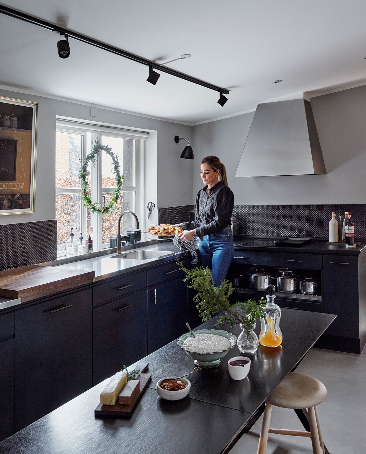 Oude Boform keuken en Ilva tafels geschilderd in kleur Railings van Farrow &amp; Ball, handvaten kastjes Brandt Collective, tegels Made a Mano. Houten kruk Louisiana Design Butik. Overig herkomst onbekend.
