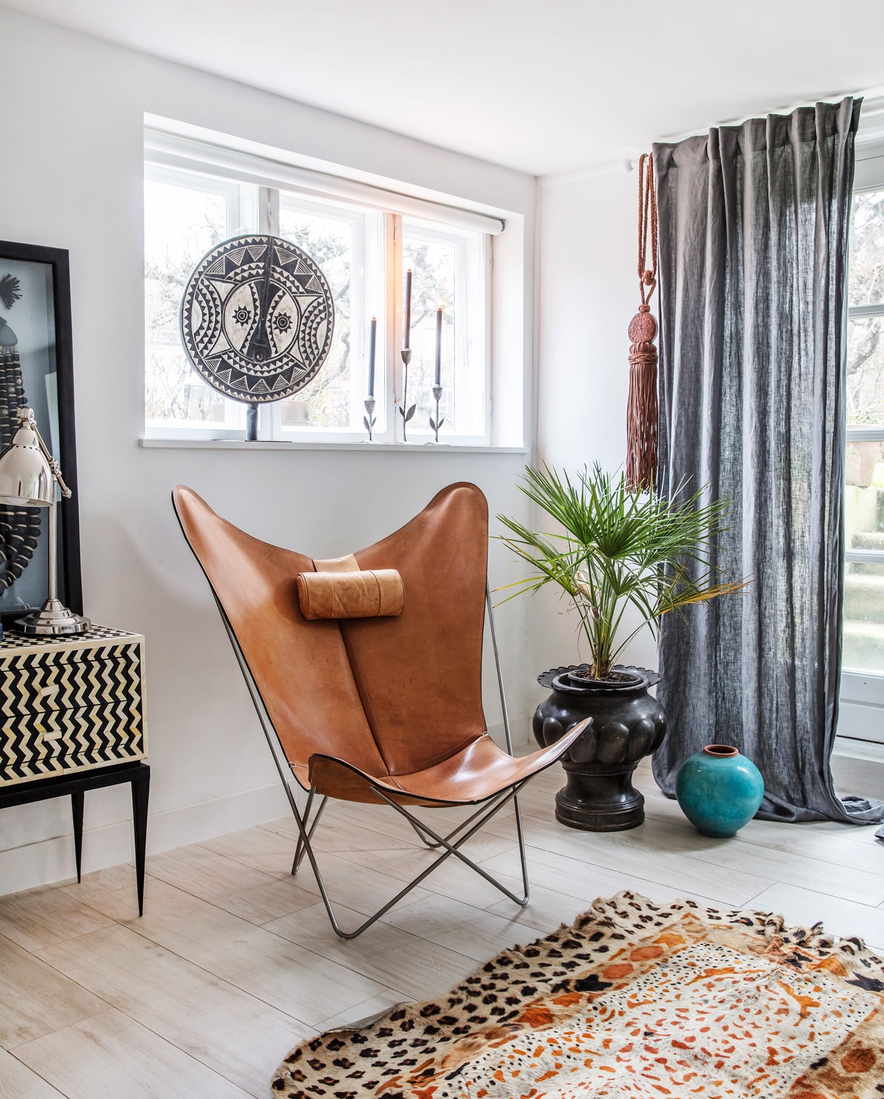 Vlinderstoel Ox Denmarq. Tafellamp Ikea. Kandelaars vintage. Overig herkomst onbekend.