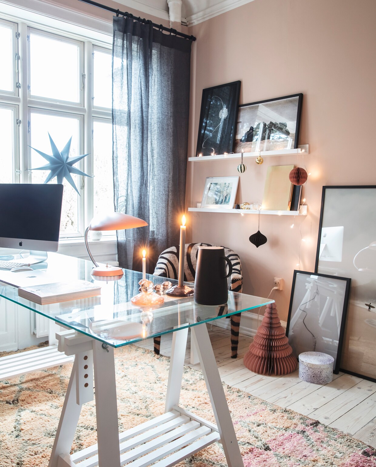 Werktafel Ikea met op maat gemaakte glasplaat. Tafellamp Gubi. Vloerkleed uit Marokko. Kerstdecoraties Broste Copenhagen. Overig herkomst onbekend.
