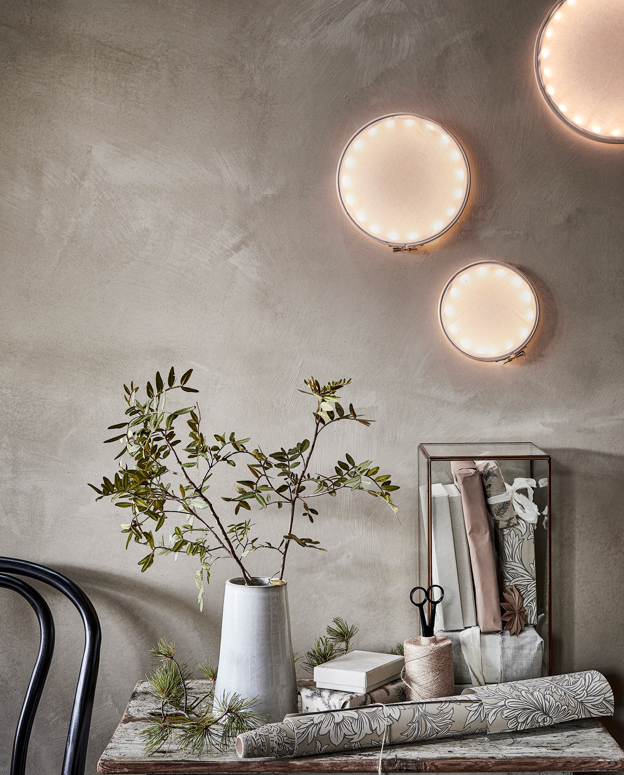 Stoel € 199,95, vaas € 19,95 (dille-kamille). Stolp € 84,95 (hkliving.nl). Rol behang Chrysanthemum in de kleur Ivory/Gold € 115,- (morrisandco.sandersondesigngroup.com). Overig privébezit.