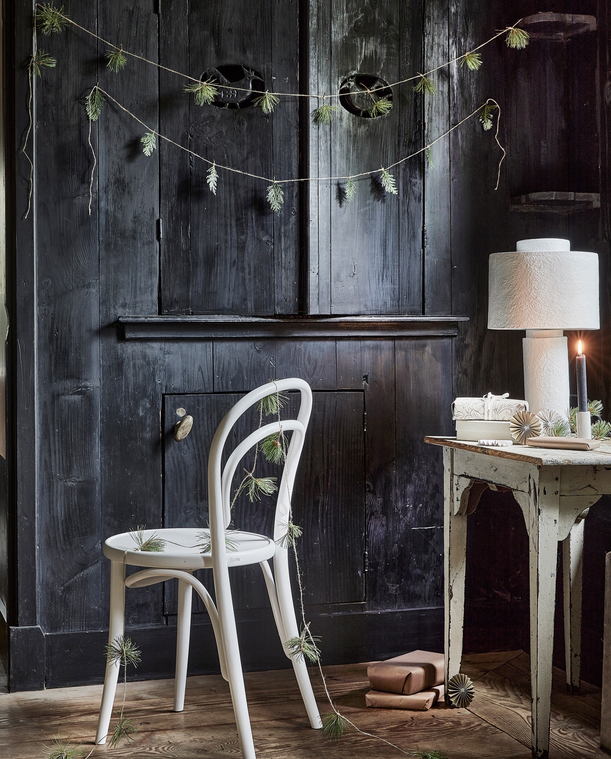 Stoel € 149,95, kandelaar € 5,95 (dille-kamille). Tafeltje € 125,- (vandijkenko). Tafellamp Gesso € 199,- (hkliving). Papieren waaiers, per stuk € 2,75 (deens). Overig privébezit.