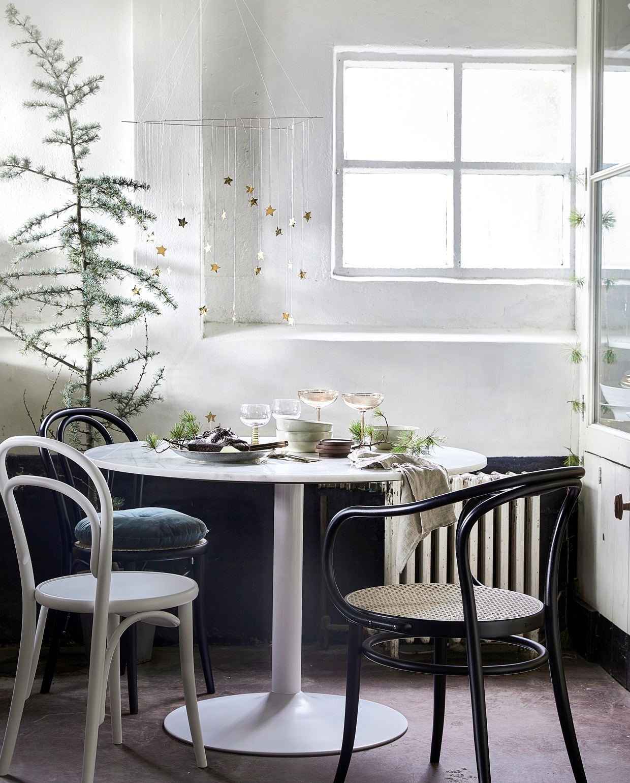 Eettafel Cadiz van Vestbjerg € 425,- (vtwonen). Stoel met armleuning en webbing zitting € 289,95, zwarte stoel zonder armleuning € 199,95, witte stoel € 149,95, linnen servet € 6,95 (dille-kamillel). Glazen met groene voet, per stuk € 9,95 (hkliving). Roze glazen van Nordal, per stuk € 12,-, groen bord van Madam Stoltz € 10,- (deens). Blauwe ceder 30×175 cm (dxh) € 59,99 (intratuin).