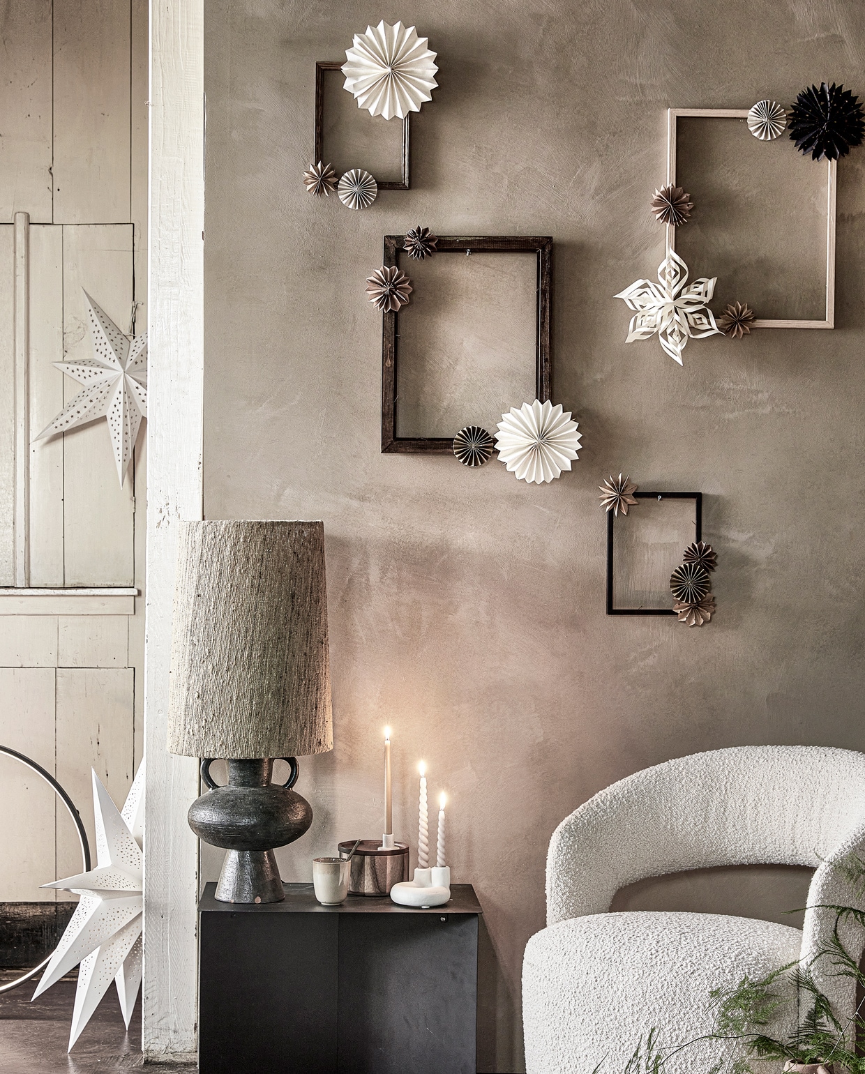 Metalen bijzettafel € 299,-, lampvoet € 119,-, lampenkap €19,-, ronde cirkellamp € 159,- (hkliving). Fauteuil Judy in stof Maya Cream € 449,- (sofacompany.com). Dubbele ecomix kandelaar € 15,45, terra kan met oor € 49,90 (vtwonen.be). Kleine kandelaar € 2,25, kaars gedraaid, per 2 € 4,95, kleine kaars, per 10 € 4,95 (dille-kamille). Papieren ster aan de wand van Bungalow €18,75, ster op de grond van Bungalow € 35,- (Deens). Overig privébezit.