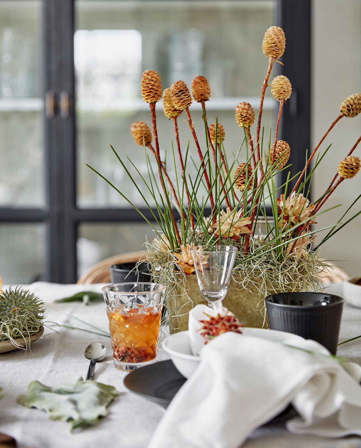 Tafelkleed en servetten Georg Jensen Damask. Zwart servies Royal Copenhagen. Tafeldecoratie gemaakt door Malou Karberg en Henrietta. Overig herkomst onbekend.