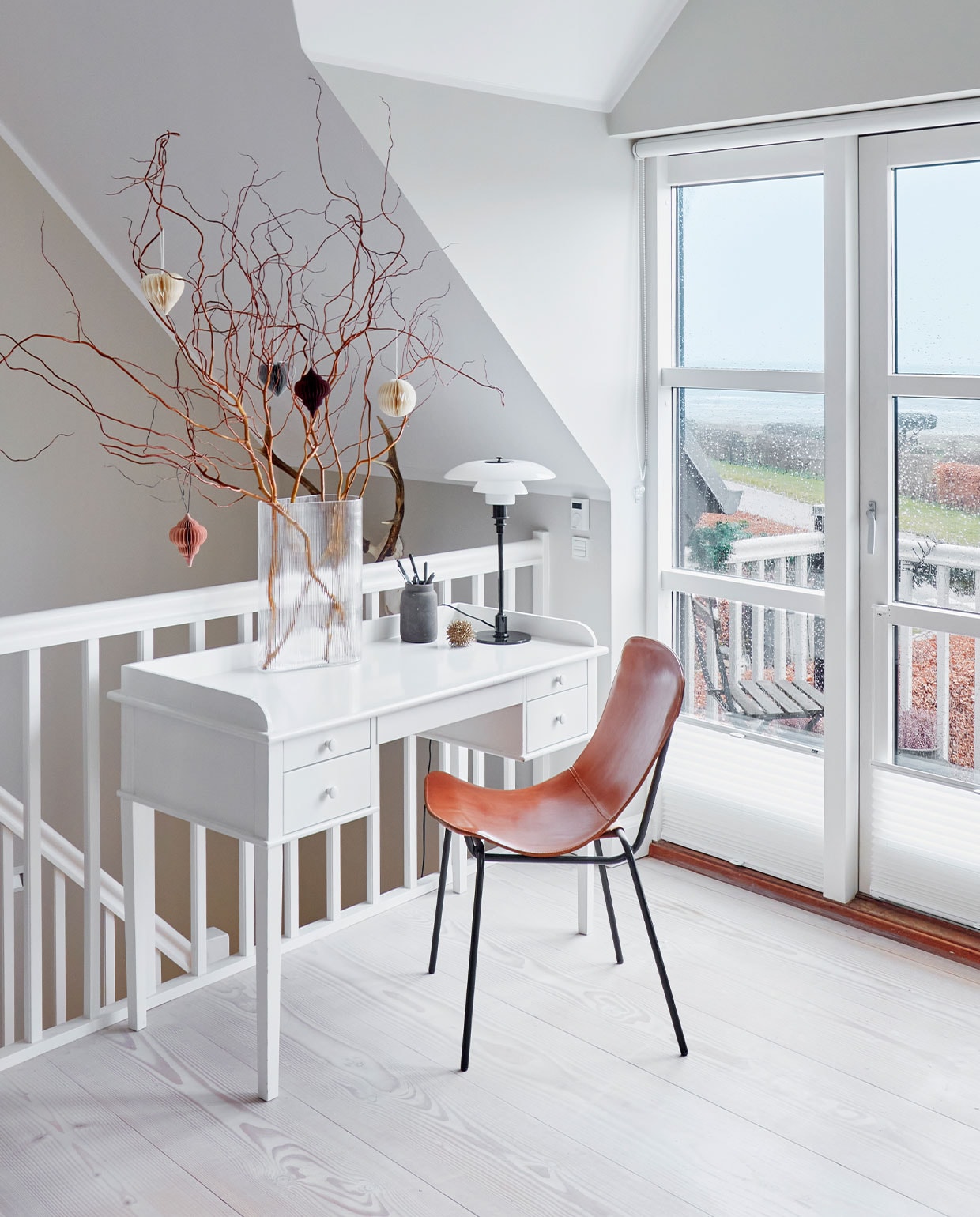 Oud bureau van Oliver Furniture, stoel Casa. Lamp van Poul Henningsen voor Louis Poulsen. Ornamenten Broste Copenhagen. Overig herkomst onbekend.
