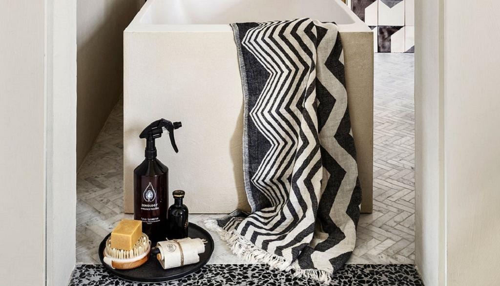 Handgemaakte tegels per m² vanaf € 3000,- (smink.studio). Hamam handdoek The Great Escape, 170×90 cm € 46,95 (hammam34.com). Bord van HKliving € 17,95 (vtwonen.be). Roomspray Zenology € 49,- (10dayslifestyle). Parfum A midnight stroll € 295,- (gucci.com). Borstel € 19,95, zeep € 17,-, wierook € 30,- (sukha).
