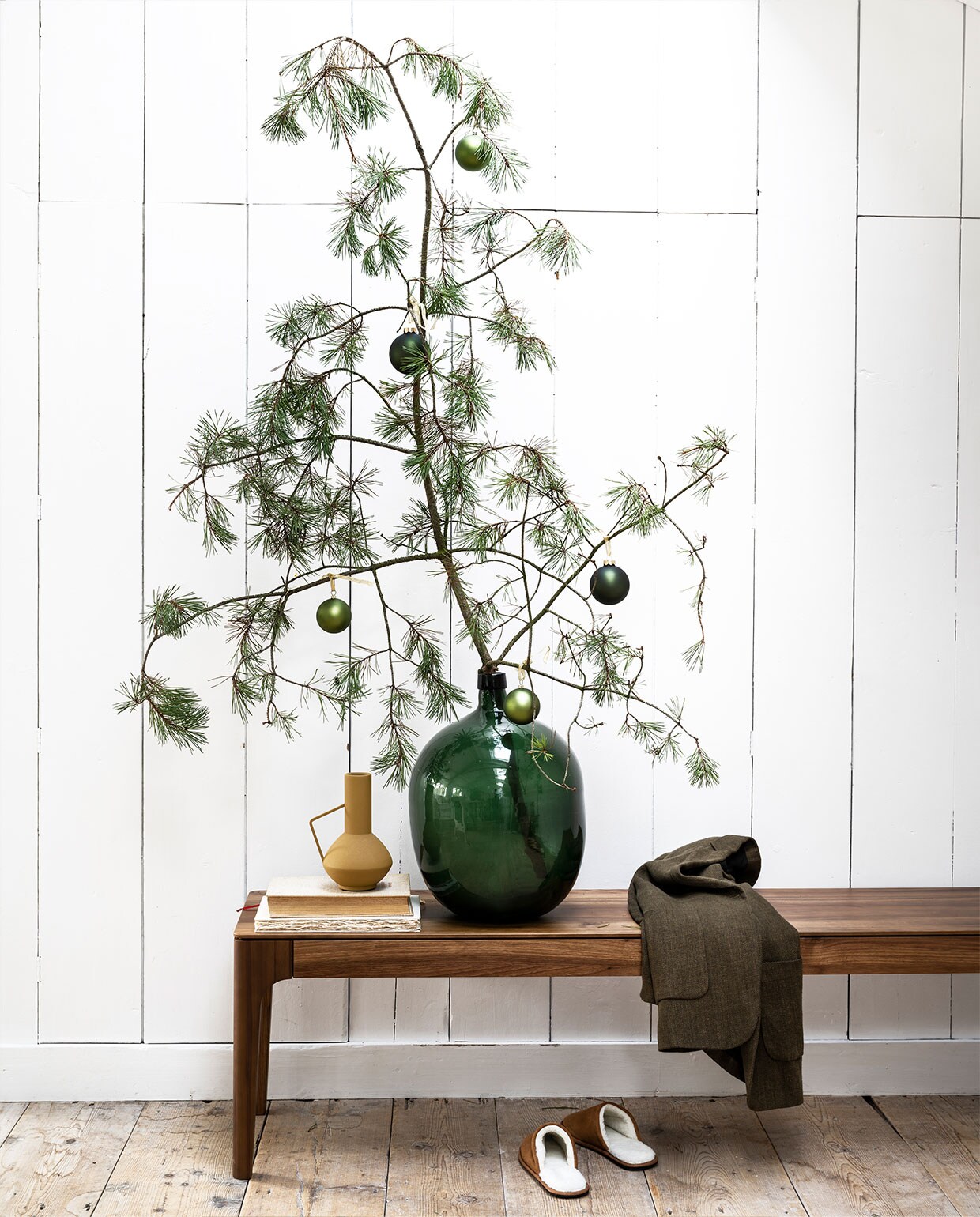 Walnoothouten bank Rikke van Sav &amp; Økse € 685,- (demachinekamer). Vaas € 24,90 (nijhofbaarn). Colbertjas € 39,95, suède sloffen € 29,99 (zara). Kerstballen vanaf € 1,89 (intratuin).Overig privébezit.