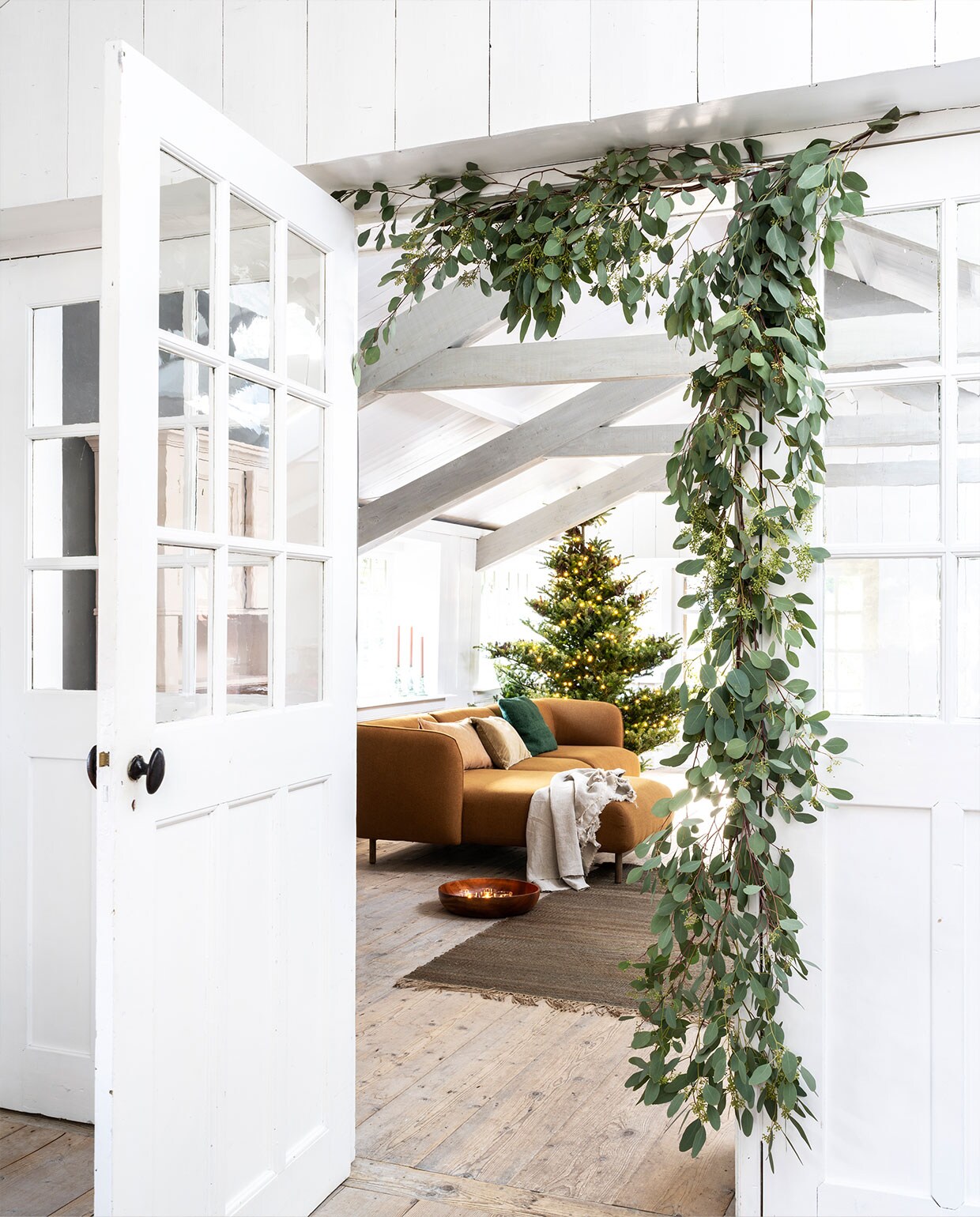 Modulaire bank Ulla van Sav &amp; Økse € 2155,- (demachinekamer). Vloerkleed Lucca € 199,-, groen bouclé kussen € 19,95 (karwei). Acaciahouten schaal € 44,95 (kinta). Overig privébezit.