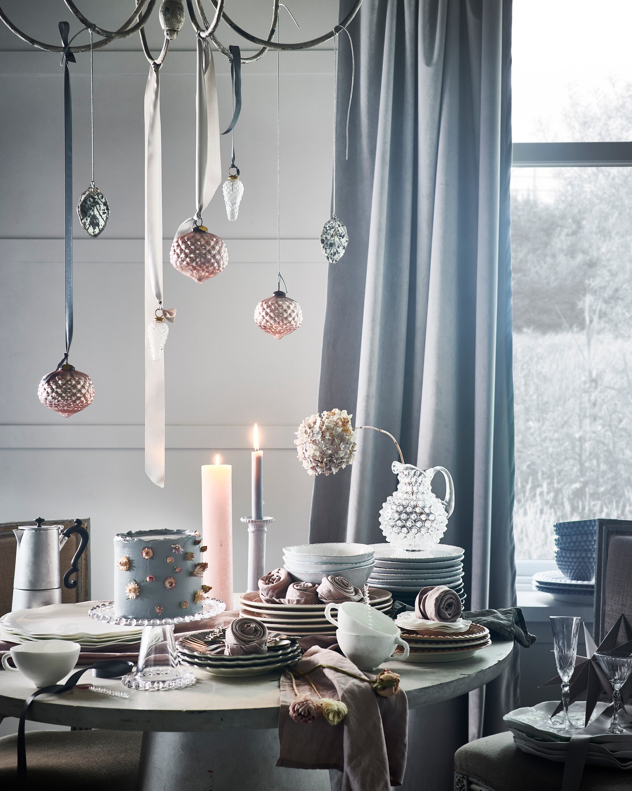 Taart, prijs op aanvraag (stickyflour). Bloemen, prijs op aanvraag (tuinvanjudith.wordpress.com). Tafel € 439,- (basiclabel.nl). Antieke stoelen, per stuk (pietjonker). Kroonluchter € 300,-, koffiepot € 70,-, glazen karaf € 70,- (paviljoennoord.com). Witte borden en kommen in organische vorm, per stuk vanaf € 19,75, wit porseleinen kopjes, per stuk € 24,-, zilveren gebaksvorken, per stuk € 8,50 (serax). Glazen plateau op voet € 14,99, witte kandelaar € 17,99, roze servetten, set van 2 € 9,99, witte terracotta kommen en borden met schulprand, per stuk vanaf € 7,99 (hm.com). Grijze borden in bloemvorm, per stuk € 22,50, roze borden met reliëfrand, per stuk € 29,50, roze ovale borden met schulprand, per stuk € 20,95, grijze ovale schalen met schulprand, per stuk € 49,50, grijze kommen met schulprand, per stuk € 32,50 (zwaanzinnig.shop). Roze kerstballen, per stuk € 4,99, zilveren theelepels met vogel, per stuk € 4,99, theelepel van gedraaid glas € 3,99 (sissy-boy.nl). Roze kaars € 14,- (allestedlund). Champagneglas € 7,99 (zarahome). Grijze papieren ster € 8,- (bungalow.dk). Kerstbal dennenappel € 4,95 (weldaad.com). Gordijn gemaakt van stof (wva). Interieurontwerp Piet-Jan van den Kommer (vandenkommer).