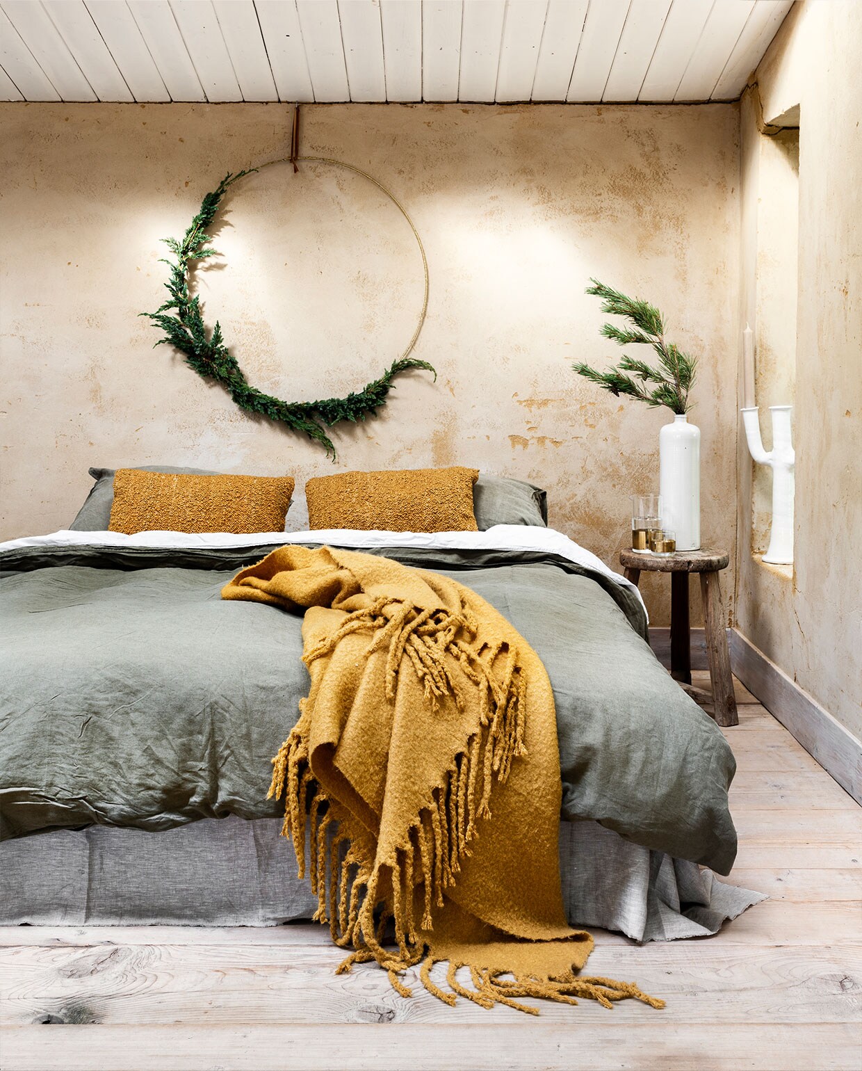 Metalen ring € 44,35, plaid € 94,50 (bol). Linnen dekbedovertrek groen, 240×220 cm € 99,-, linnen dekbedovertrek wit, 240×220 cm € 99,- (hm). Bouclé kussens, per stuk € 22,95 (karwei). Karaf van Serax € 28,05, glas van Serax € 18,25 (vtwonen). Overig privébezit.