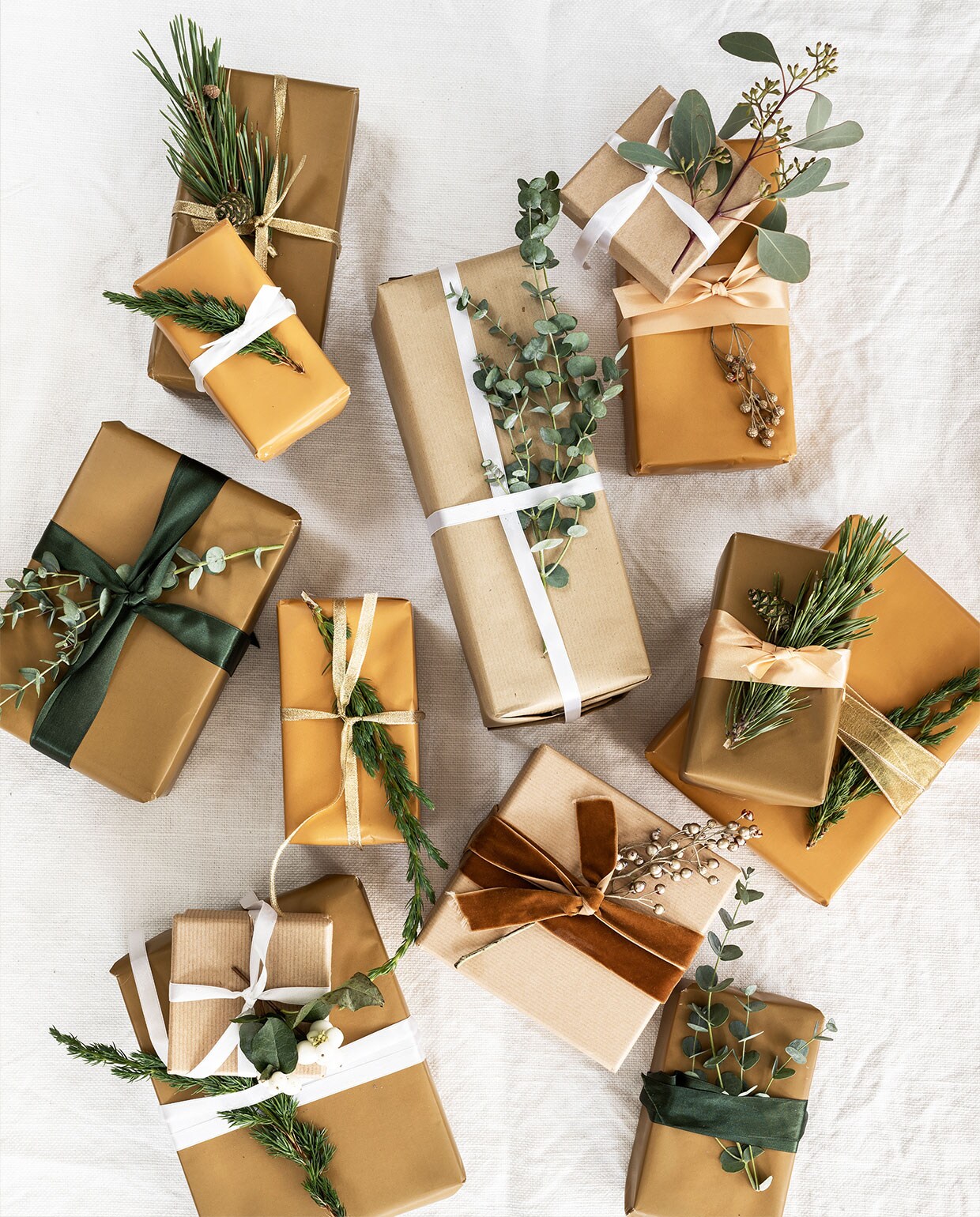 Cadeaupapier, per rol € 2,99 (alternote). Kaftpapier Kraft, per 3 rollen € 2,- (hema). Lint prijs op aanvraag (jandegrotekleinvakman, , karteris). Takken eucalyptus, cipres, nobilis en goud gespoten besjestakken via bloemist of tuincentrum.