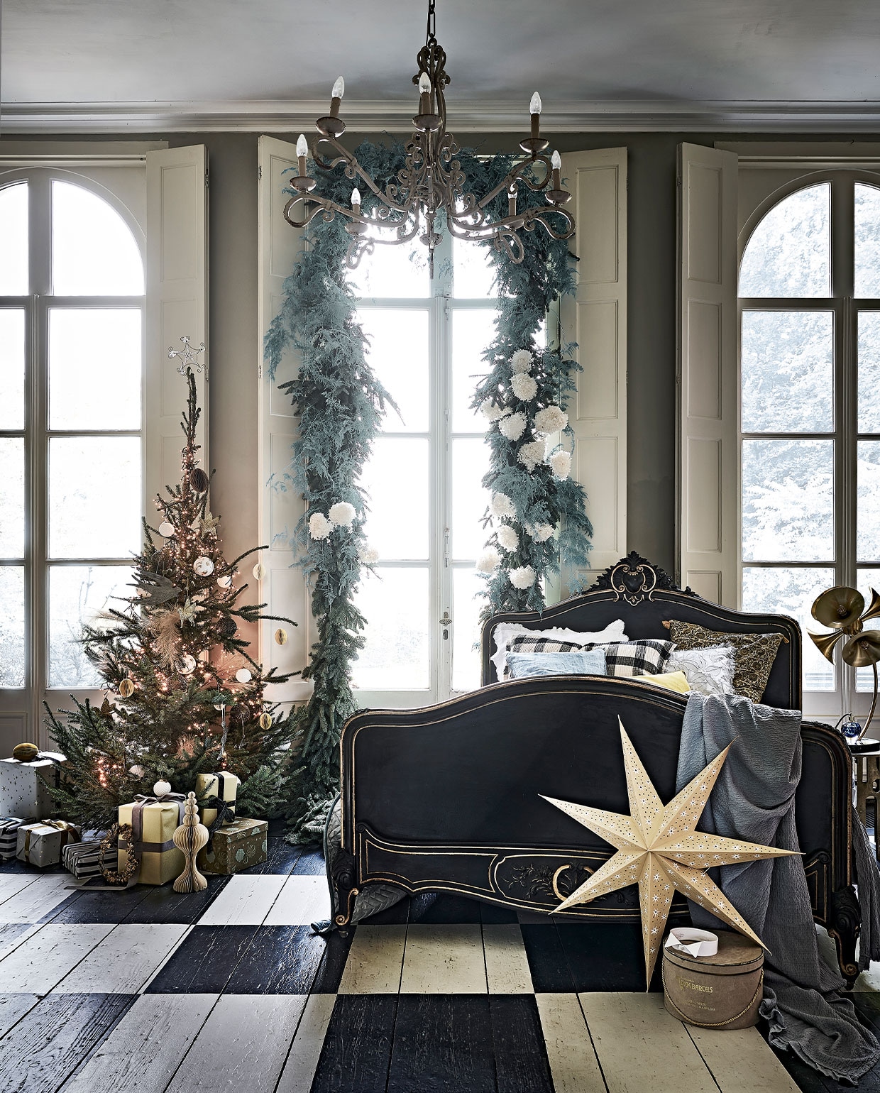 Bed € 2680,- (wildschut-antiques). Bloemstyling, p.o.a. (judithslagter). Papieren ster vanaf € 34,-, papieren ei, maat XL € 12,-, papieren kerstboom, 24 cm (h) € 11,-, doos vierkant rechts, maat M € 44,50, geel kussen, 50×50 cm € 45,-, blauw linnen kussen, 50×50 cm € 45,-, kussen rechtsachter met print € 67,-, krans, p.o.a. (bungalow). Inpakpapier € 3,99, zwart-wit kussen € 19,99, blauw plaid € 49,99, wit kussen, onderdeel van dekbedovertrekset € 39,99 (h&amp;m). Nachtlampje € 1090,-, nachtkastje € 889,-, parfumflesje € 88,- (allestedlund). Pluimen in boom € 3,20 (sostrenegrene). Handgemaakte gerecyclede kerstballen vanaf € 6,95, piek € 12,50 (weldaad). Kussen met bloemprint € 79,- (luxurybynature). Hoedendoos € 45,-, kraagje € 45,- (harlequin-lisse). Plaid blauw met witte stof van Designers Guild, per meter € 79,- (wva). Kerstverlichting € 22,99 (tcdebosrand). Kerstboom (janvanvulpenboomkwekerij). Lint privébezit. Droogbloemen en kersttakken (waterdrinker).