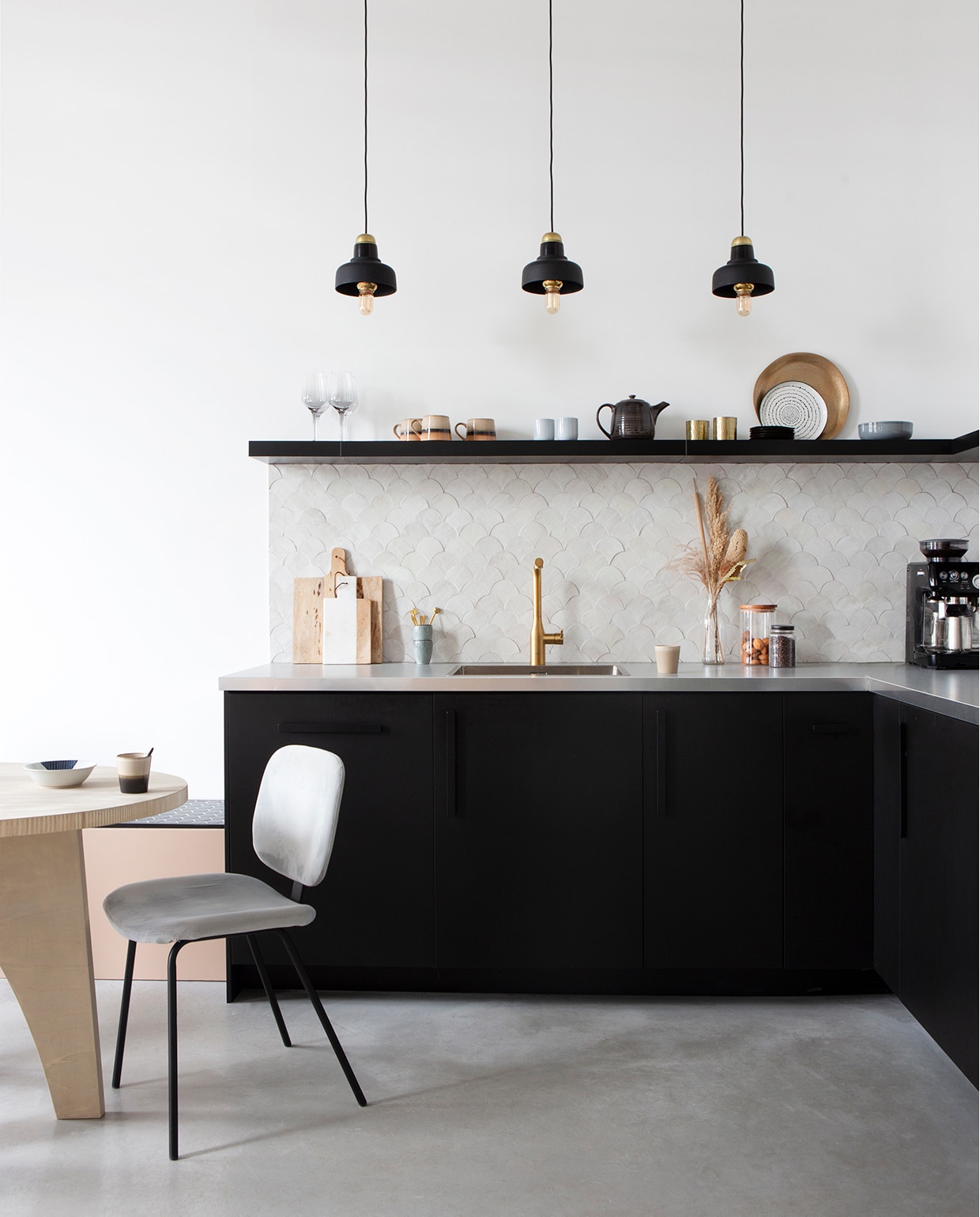 Kraan Grohe. Oranje mokken HKliving. Glazen potten, houten planken en gouden koppen op plank Loods 5. Theepot, aardewerken koppen op aanrecht en wijnglazen Broste Copenhagen. Tegels Designtegels. Gouden bord Karwei. Gestippeld bord Urban Nature Culture.
