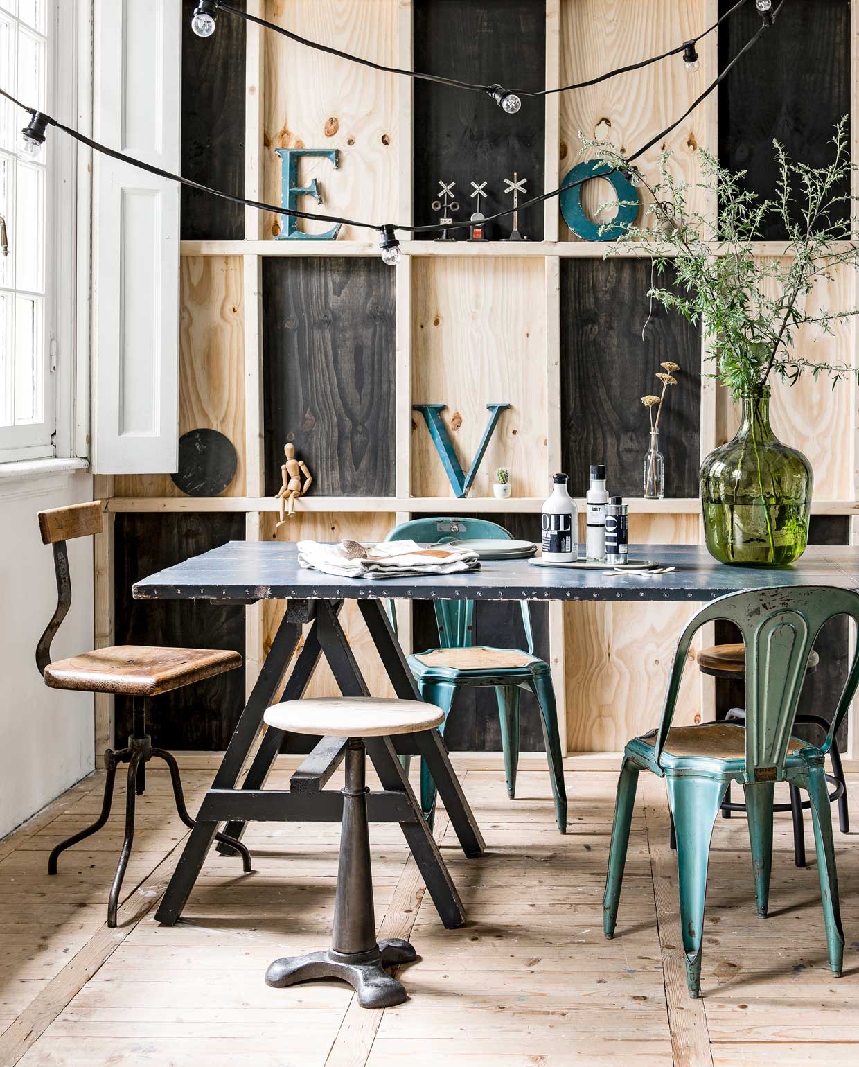 De kast werd op maat gemaakt door Tjeerd, het broertje van Marieke. Kleed komt van de kringloop, de stoel is van HK Living, de vloer is van underlayment.