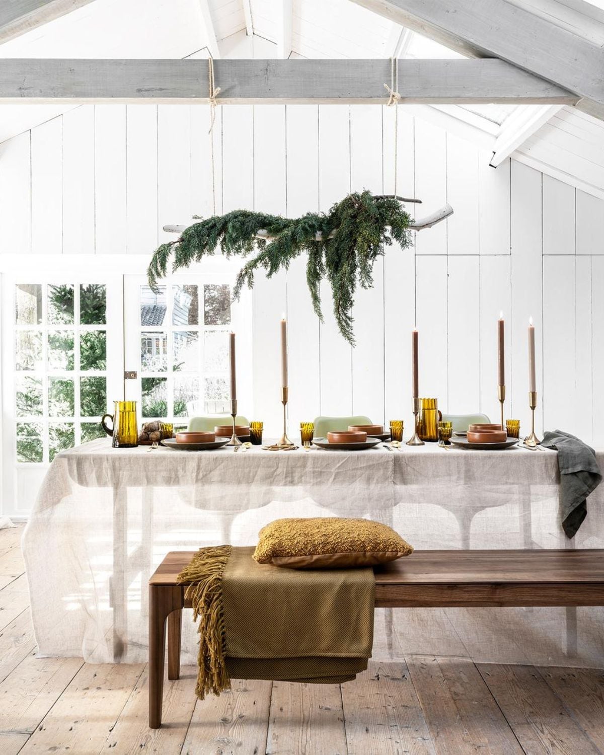 Polyester eetkamerstoelen Tulip, per stuk € 395,-, glazen karaffen Mosterd Wave, per stuk € 39,-, glazen Mosterd Wave, per stuk € 6,50 (householdhardware.nl). Walnoothouten eetkamerbank Rikke van Sav &amp; Økse € 685,- (demachinekamer.nl). Plaid Exotan € 69,- (vtwonen.nl). Bouclé kussen € 22,95 (karwei.nl). Messing kandelaar small, per stuk € 19,95, messing kandelaar medium, per stuk € 21,50 (weldaad.com). Dinerborden Nara, per stuk € 8,95, schalen Alva, per stuk € 3,75, bestek Noma, per set € 39,95, dinerkaarsen, per stuk € 3,95 (loods5.nl). Linnen doek, per meter € 20,- (karteris.nl).Overig privébezit.