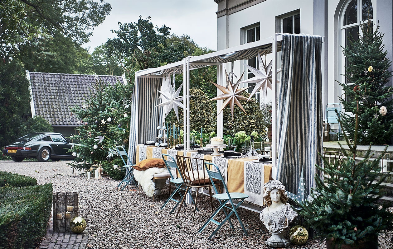 Tafels met bovenstel, p.o.a. (com-anders.nl). Kerstbomen (janvanvulpenboom­kwekerij.nl). Handgemaakte gerecyclede kerstballen vanaf € 6,95, piek € 12,50, klapstoelen, per stuk € 65,- (weldaad.com). Blauw blad met zilverkleurig accent in kerstboom, per stuk € 18,49 (silk-ka.nl). Kerstverlichting € 22,99 (tcdebosrand.nl). Papieren ei, maat XL € 12,-, geel kussen, 50×50 cm € 45,-, papieren kerstboom, 24 cm (h) € 11,-, papieren sterren vanaf € 34,- (bungalow.dk). Discoballen, per stuk € 32,50 (spektakelwonen.nl). Stompkaarsen vanaf € 4,99, tafellakens, 140×240 cm per stuk € 14,99, tafelloper vanaf € 9,99, servet, set van 2 € 9,99, cocktailglazen, per stuk vanaf € 7,99, fles met zwarte stop € 19,99, vierkante kandelaars vanaf € 17,99, dinerkaarsen, set van twee € 1,99, bankje € 199,- (hm.com). Blauwe chocolade kerstballen, per stuk € 7,95 (toutpatisserie.nl). Goudkleurige eetkamerstoel van Clayre &amp; Eef, 51x55x79 cm € 260,99, schapenvacht Sheepskin van Weltevree € 79,-, vierdelige serviesset Vera Wang Jardin van Wedgwood € 119,-, bestek Mademoiselle van Villeroy &amp; Boch, 68-delig € 379,-, messing dienblad van Oyoy Living Design € 60,- (vtwonen.nl). Taart Pierrot € 34,95 (huizevanwely.nl). Goudkleurig plateau met drie lagen € 138,- (nhflowers.nl). Lantaarn links € 127,50 en rechts € 75,- (allestedlund.com). Kandelaars, per stuk € 65,- (wildschut-antiques.com). Buste € 325,- (harlequin-lisse.biz). Goudkleurig kussen, per stuk € 39,95 (nordal.eu). Gestreepte doek Endless Summer Stripe van Barbara Osório, 310 cm (l) € 139,- (wva.nl).