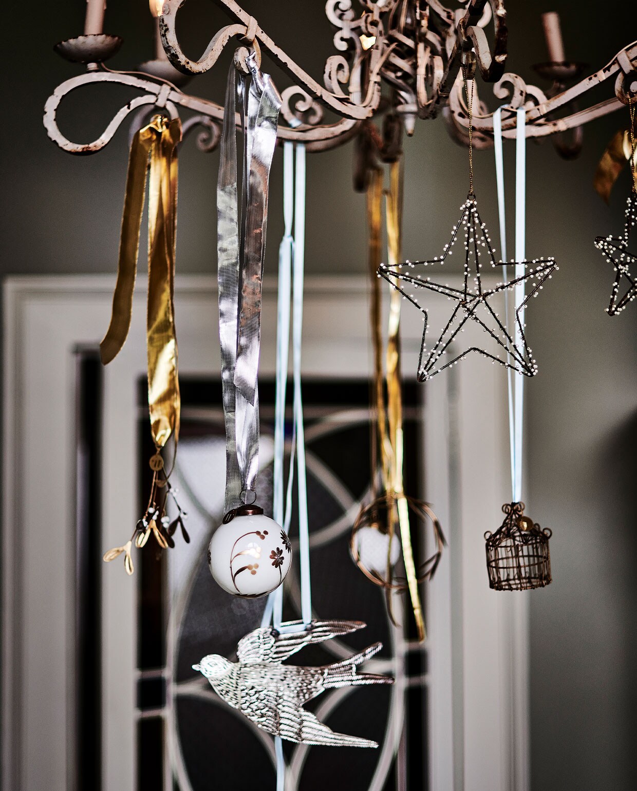 Kersttak € 10,95, witte kerstbal met goudkleurige bloem € 9,95, kleine witte kerstbal € 5,50, zwaluw € 17,50, kransje € 8,95, sterren vanaf € 7,95, vogelhuisje € 9,50, alle ornamenten zijn handgemaakt van gerecycled materiaal (weldaad.nl). Lint privébezit. vtwonen 12-2021 | styling liza wassenaar | fotografie sjoerd eickmans | assistentie kula van den broek, sanne ketelaar | bloemstyling judith slagteR