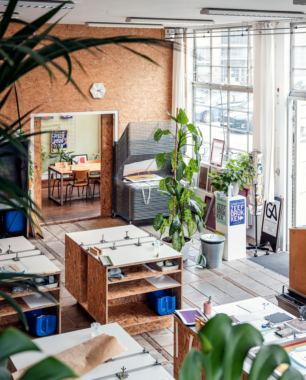 ‘Als ik met vakantie ben, dan mis ik deze plek echt: de ruimtelijkheid, de sfeer, de planten en het is er heerlijk licht. Al mijn materialen staan er, hier kan ik alles maken wat ik wil. Het is lekker om een apart atelier te hebben: het is fijn om de deur achter je dicht te doen en naar huis te gaan. Mijn huis is de helft zo groot, daar zou ik dit allemaal niet kunnen doen.’