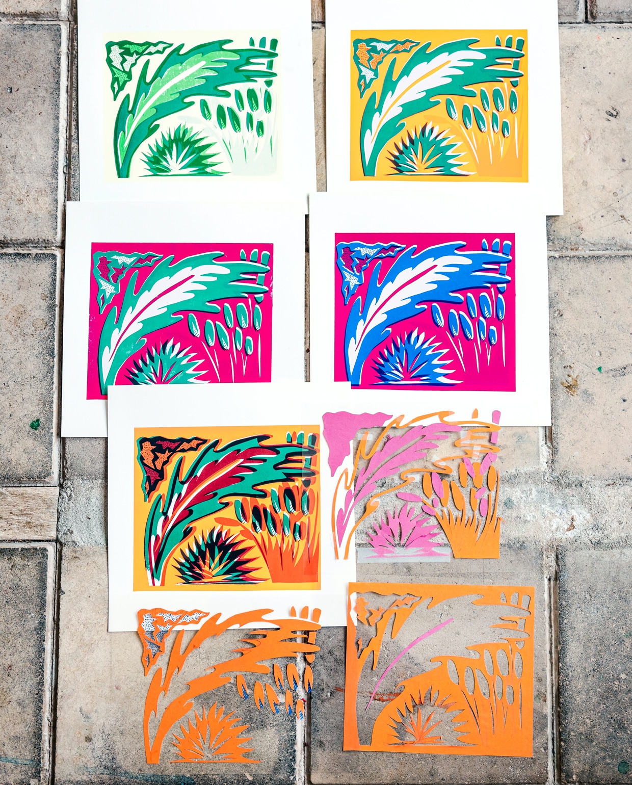 ‘Naast schetsen van planten en bladeren kun je bloemen ook rechtstreeks op het zeefdrukraam leggen en ze zo zeef- drukken. Bloemen spreken tot de verbeelding, ze werken heel goed als vorm. Je hoeft geen ontwerp te maken. Dat heeft de natuur al gedaan.’
