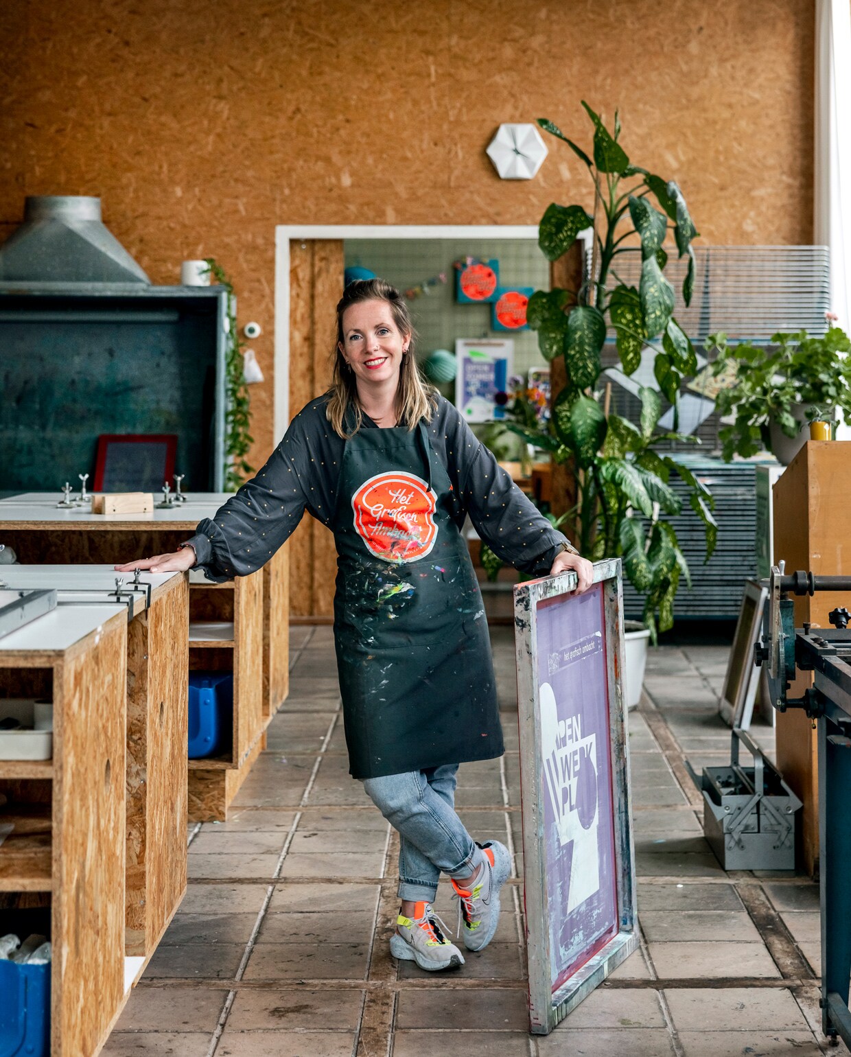 ‘Naast de beeldtaal gaat zeefdrukken voor mij over kijken en voelen, en onderzoeken wat wel of niet werkt. Ik vind het heel interessant om met vormen te werken en zo een nieuwe taal te ontdekken. Ik heb op klein formaat collages gemaakt en die inspireren mij nu weer voor mijn Open Werkplaats-posters.’