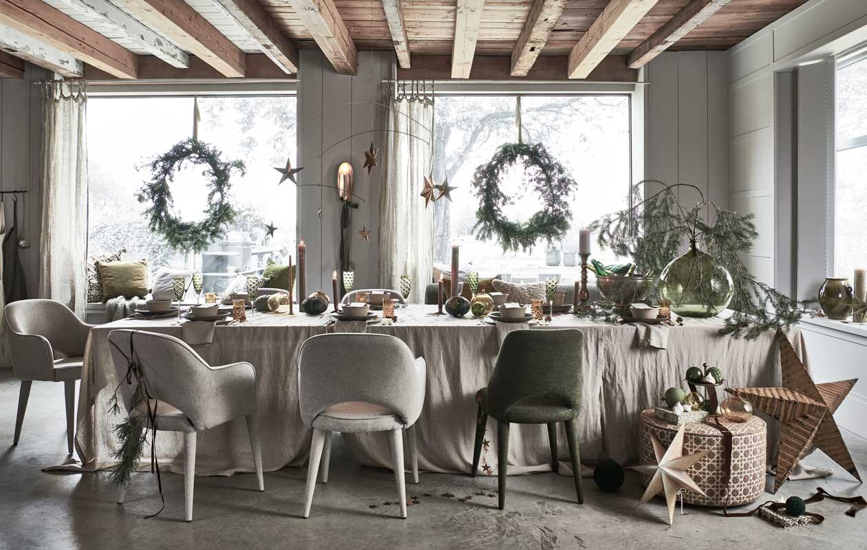 Takken en kransen prijs op aanvraag (tuinvanjudith.wordpress.com). Om de tafel: linnen schort € 24,99, linnen gordijnen, set van 2 € 69,99, gouden etagère € 19,99 (hm.com). Groen linnen schort € 30,- (paviljoennoord). Beige gestoffeerde stoelen van Pols Potten, per stuk € 425,- (vtwonen.nl). Groen gestoffeerde stoel € 355,- (polspotten). Poef met print, prijs op aanvraag (vantil.nl). Eetkamerbank van Menu, prijs op aanvraag (designtales). Bladeren gemaakt van kralen € 27,90 (letoile.store). Gouden wandkandelaar € 40,-, papieren ster € 17,-, dozen van decoratief papier, set van 2 € 17,- (bungalow.dk). Gouden metalen slinger van sterren € 22,95 (weldaad.com). Groene stoffen kerstballen, per stuk vanaf € 5,50 (nordal.eu). Vintage okergele metalen ster € 225,- (pietjonker.nl). Interieurontwerp Piet-Jan van den Kommer (vandenkommer.nl). Op en boven tafel: linnen tafelkleden, per stuk € 39,99, servetten, per 2 € 9,99 (hm.com). Groene borden, per stuk € 27,95, beige kommen, per stuk vanaf € 21,95, groene ovale borden, per stuk € 39,95, alles aardewerk van Studio Ro Smit (factor-ij.amsterdam). Beige borden, per stuk € 25,- (nordal.eu). Groene champagneglazen, set van 6 € 160,- (polspotten). Okergele waterglazen, per stuk € 7,50, gouden bestek, per stuk vanaf € 6,95, okergele glazen XL kerstballen, per stuk € 24,50, gouden kandelaar voor blokkaars € 50,-, groene glazen bolvaas € 70,- (paviljoennoord.com). Gouden mini- kandelaar € 12,90, kaarssteker in vorm van aureool, per stuk € 17,90 (letoile.store). Gouden kandelaar in vorm van ster € 4,50 (weldaad.com). Smalle hoge blokkaarsen, per stuk vanaf € 15,- (allestedlund.com). Antiek zilveren wijnkoeler € 270,- (pietjonker). Gouden mobile met sterren € 59,99 (sissy-boy). In de vensterbanken: kussens met decoratieve groene print, per stuk vanaf € 42,50, groen fluwelen kussen € 30,- grijs fluwelen kussen € 30,-, groene papieren ster € 8,- (bungalow.dk). Mohair plaid € 99,99, beige bouclé kussen € 22,99 (zarahome.com). Velours kussen iPaddy van William Yeoward in groen, okergeel en grijs, per stuk € 96,- (wva). Groene keramieken pot € 24,99 (hm.com). Groene blokkaars € 25,50 (allestedlund.com).