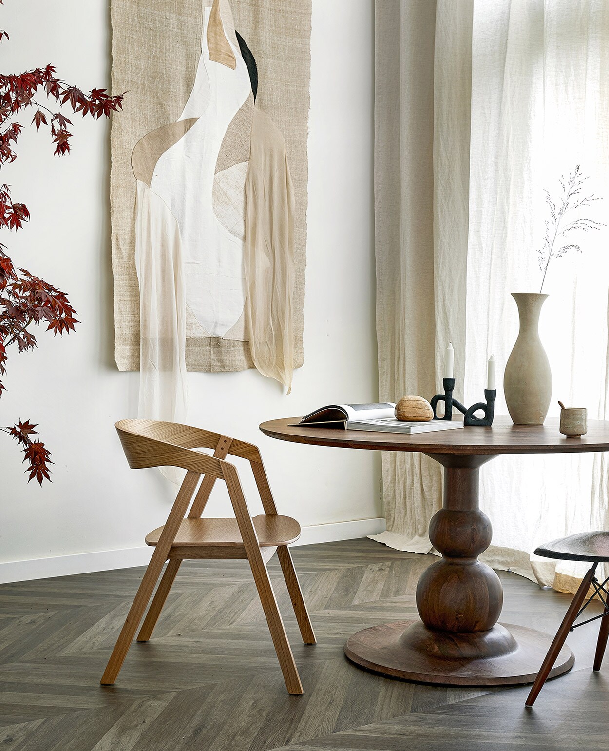 Novilon vloer Zoethout per m² € 29,50. M.m.v. basiclabel.nl (eettafel), demachinekamer (eikenhouten stoel Edske van Sav &amp; Økse, Eames DSW kuipstoel van Herman Miller), studio-yen.com (zwarte kandelaar, houten kei, boek Bea Mombaers), adrianameunie.wordpress.com (artwork met Japanse kraanvogel, in opdracht van Avenue Design Studio). Overig privébezit.