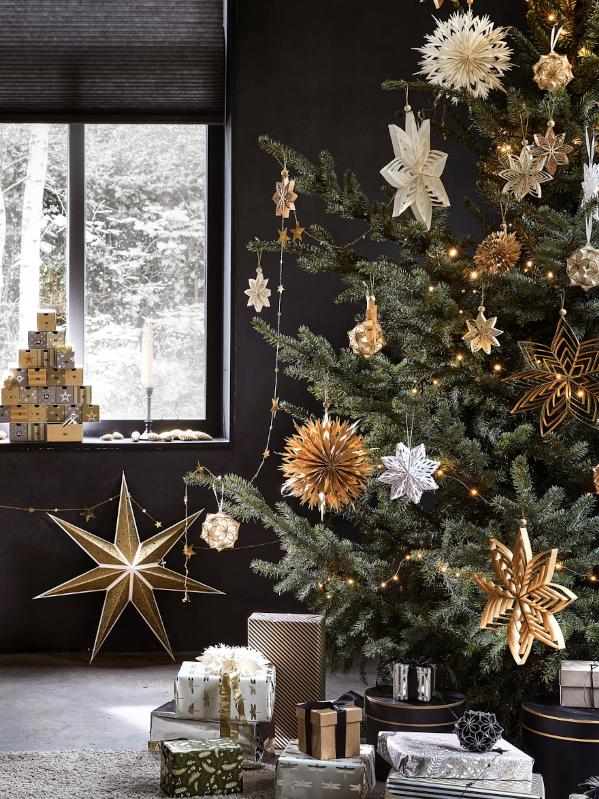 glinsterende kerst met gouden kerstboomdecoratie