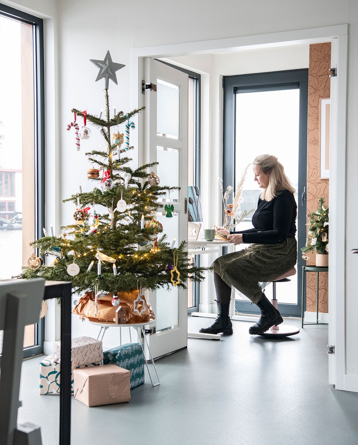 Kerstboom op standaard Kerstboombox. Kruk LavaBird. Behang Roomblush. Bijzettafel Ikea. Bureau herkomst onbekend.