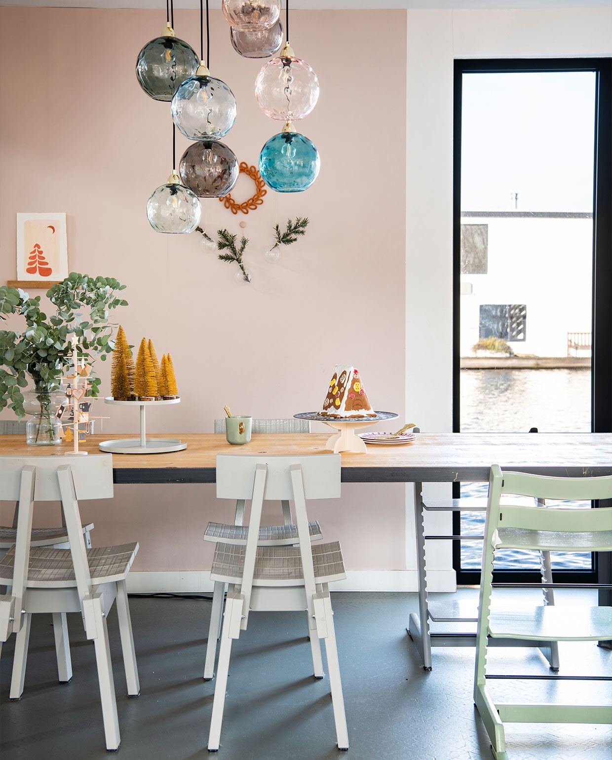 Eettafel Van Dijk &amp; Ko. Stoelen Piet Hein Eek X Ikea. Hanglamp Illaria via Made. Kinderstoelen Stokke. Taartplateaus Prchtg (links) en Engel. Overig herkomst onbekend.