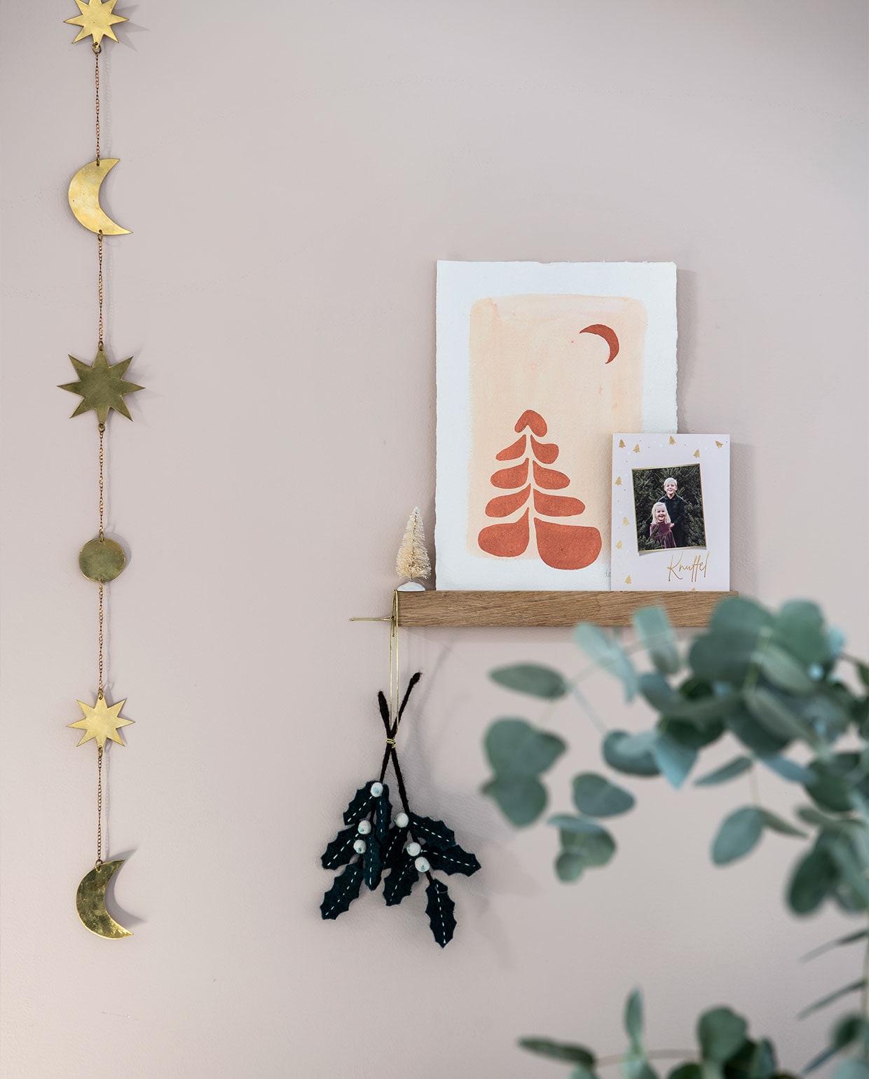 Guirlande Noor &amp; the Nomads. Houten wandplank Groovy Magnets. Kunstwerk Wewonderwall. Kerstdecoratie donkere bladen Dille &amp; Kamille.