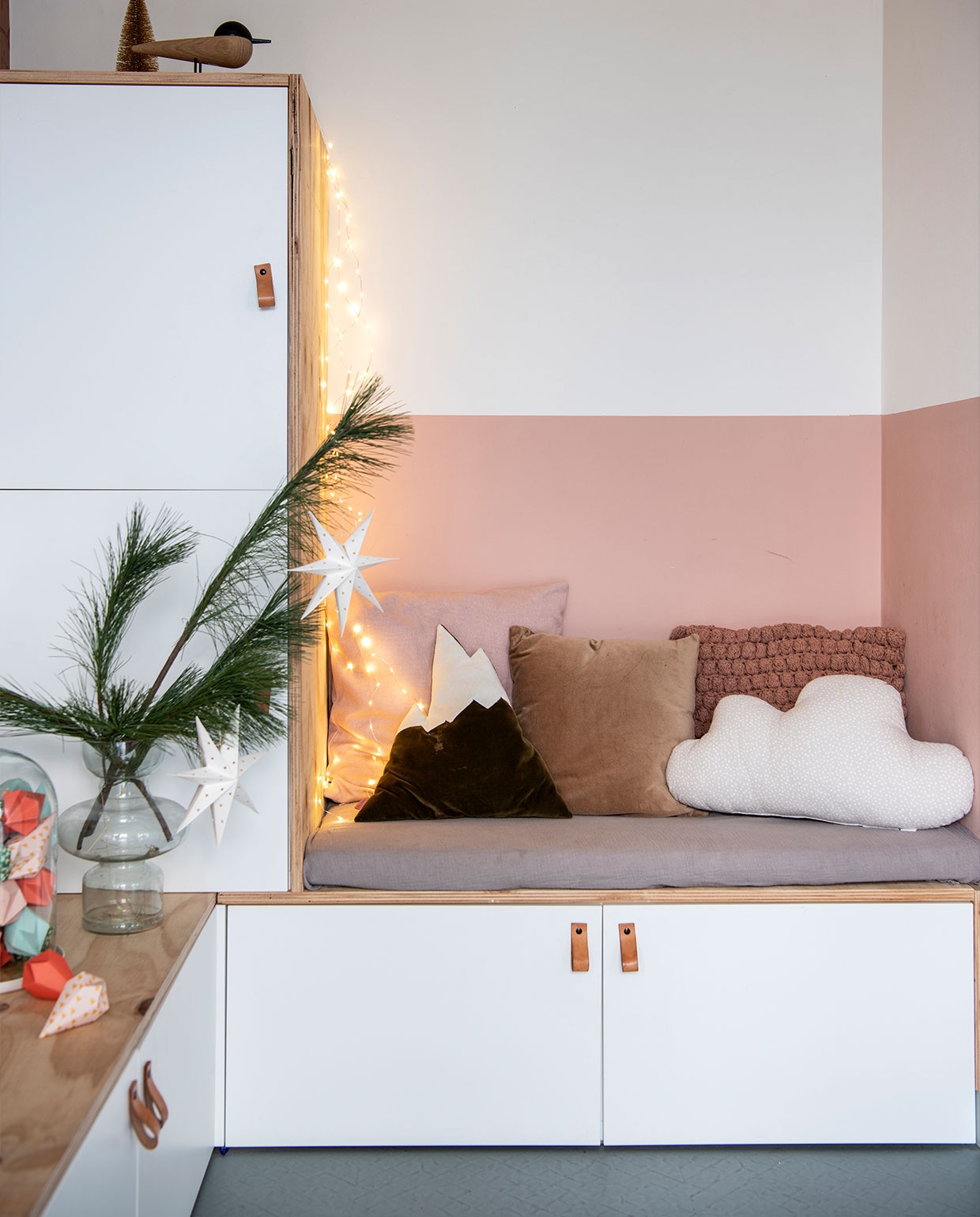 Kastenwand zelfgemaakt met underlayment en kasten Bestå van Ikea. Kussens berg Sloppop. Roze, velours, bruin en wolk-kussen H&amp;M. Vaas Casa. Houten vogel Doki Design. Kleur op wand IG PS 1066 van Karwei. Overig herkomst onbekend.