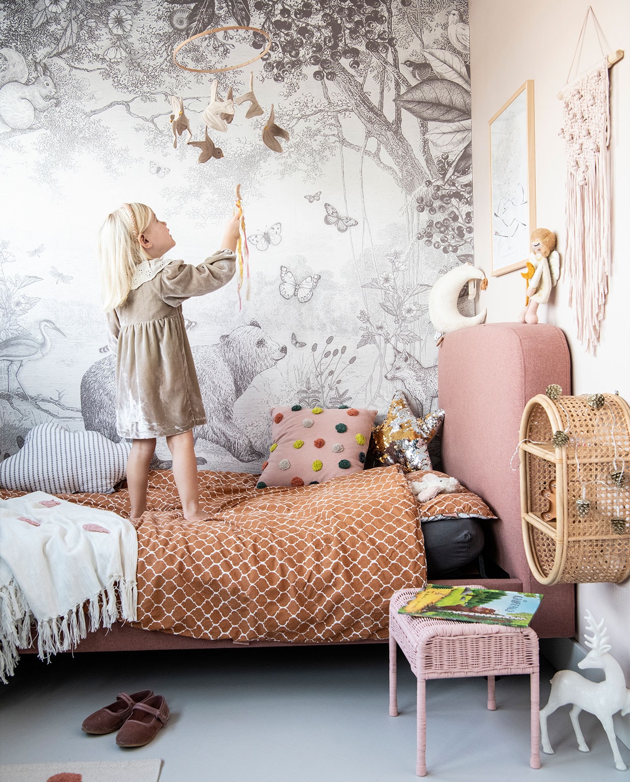 Bed, wolk-kussen, rotan wandrek Made. Behang Pimpelmees. Mobile Birds Nanami. Dekbedovertrek Witlof for Kids. Kussens stippen Hema. Kussen ster H&amp;M Home. Maanvormig object Magic Moon musical cushion van Nobodinoz. Vogelposter Mr. Starsky. Pop Angel Dille &amp; Kamille. Wandkleed Knottingonthewall. Roze rotan tafeltje Olli Ella. Kersthert Action. Muurverf Pink Nudity van Flexa.