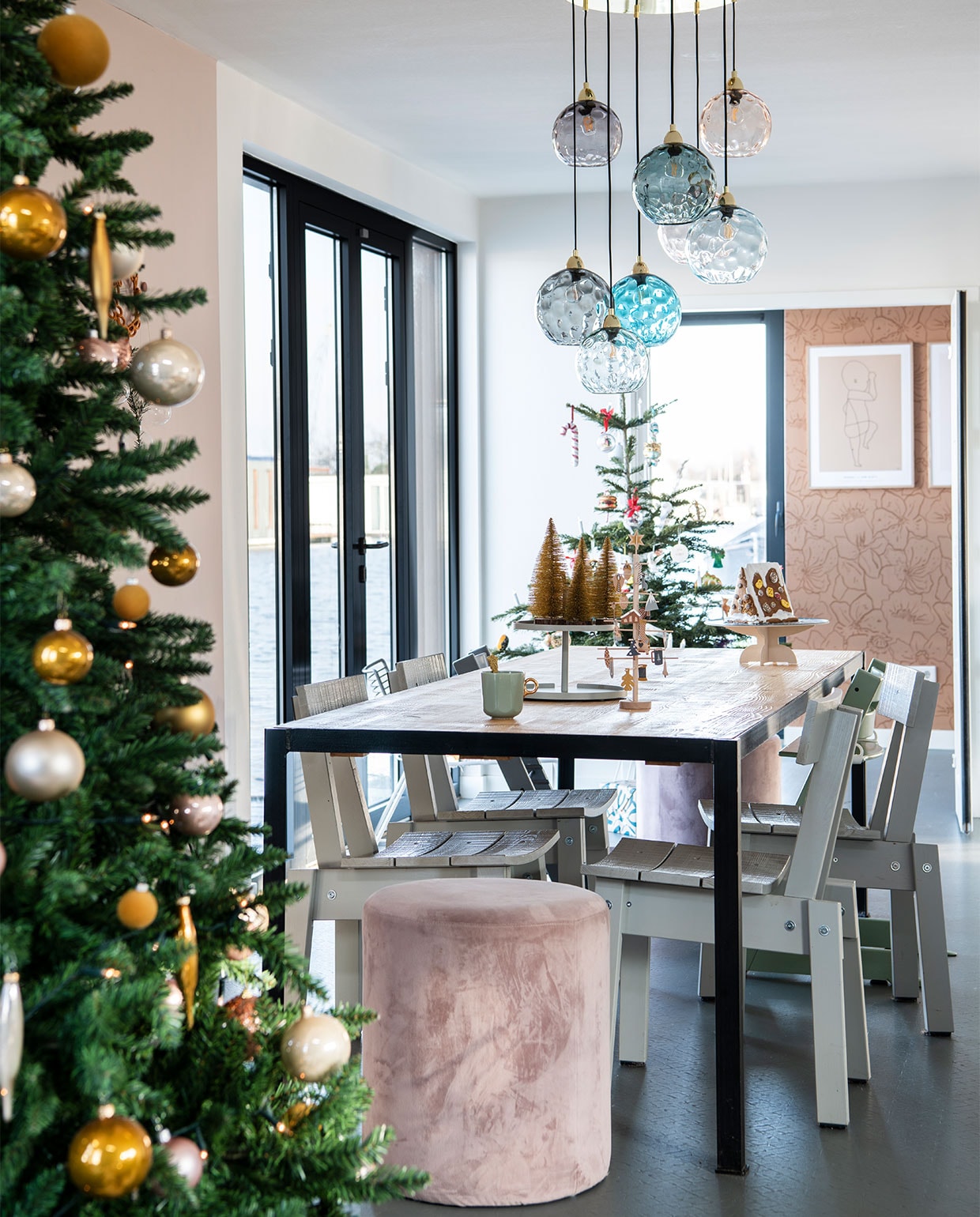Eettafel Van Dijk &amp; Ko. Stoelen Piet Hein Eek X Ikea. Hanglamp Illaria via Made. Kinderstoelen Stokke. Taartplateaus Prchtg (links) en Engel. Overig herkomst onbekend.
