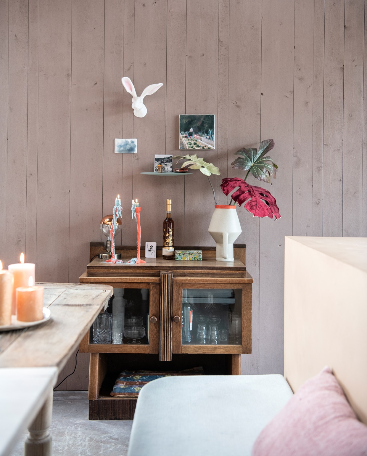 Antiek theemeubel Vivre Interieur Authentique. Lamp Ikea. Kaarsen, hazenkop en wandplank Studio de Winkel. Vaas Return to Sender. Schilderijen van onder anderen Marleen Kleiberg via Etsy. Overig herkomst onbekend.