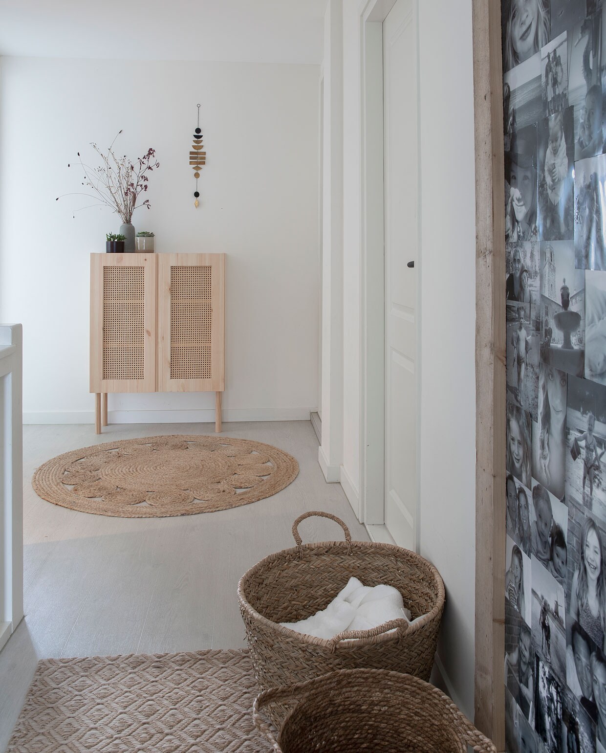 Kast Ivar Ikea. Hanglampen en manden Daybydee Lifestyle. Vloerkleed Wehkamp. Platen vurenhouten underlayment als fotoprikbord.