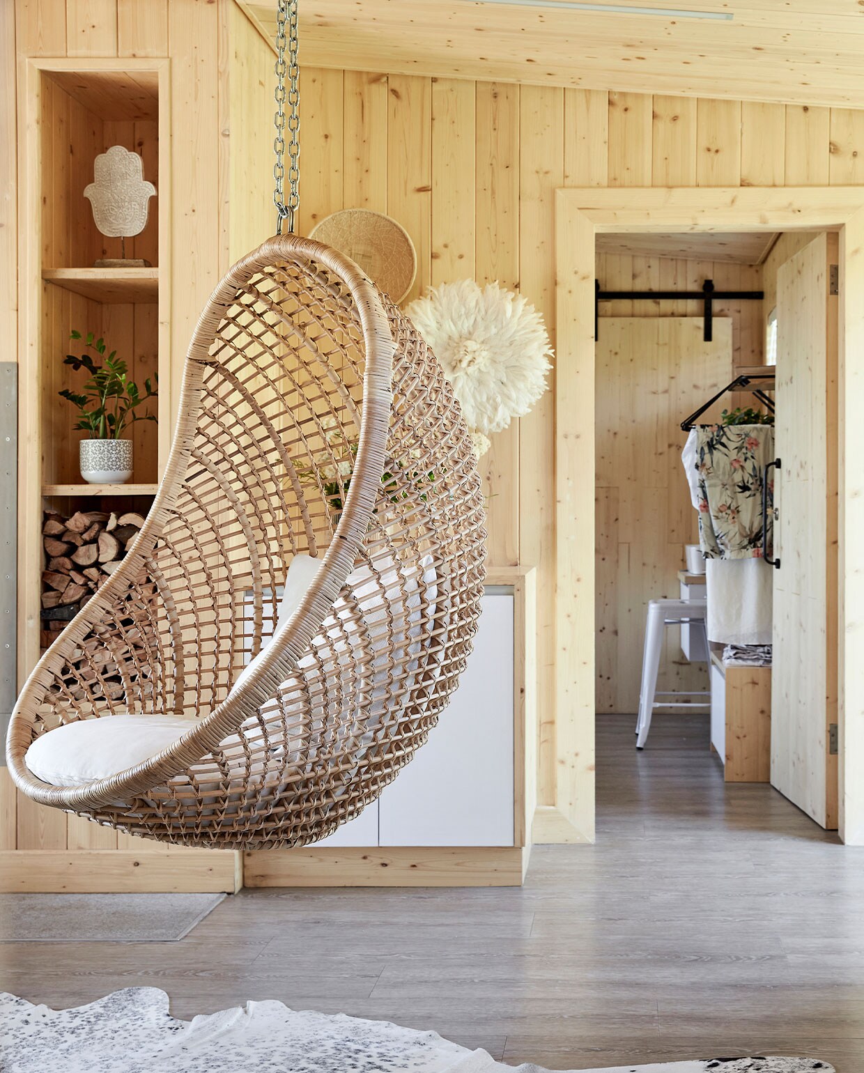 Hangstoel Weylandts. De houten objecten zijn verzameld door Oooh Inspired Interior Design. Juju verenhoed Jambo Imports.