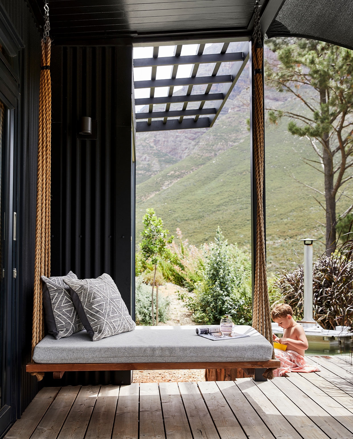 Op maat gemaakt zwevend daybed Caneworld. Kussens Oooh Inspired Interior Design.